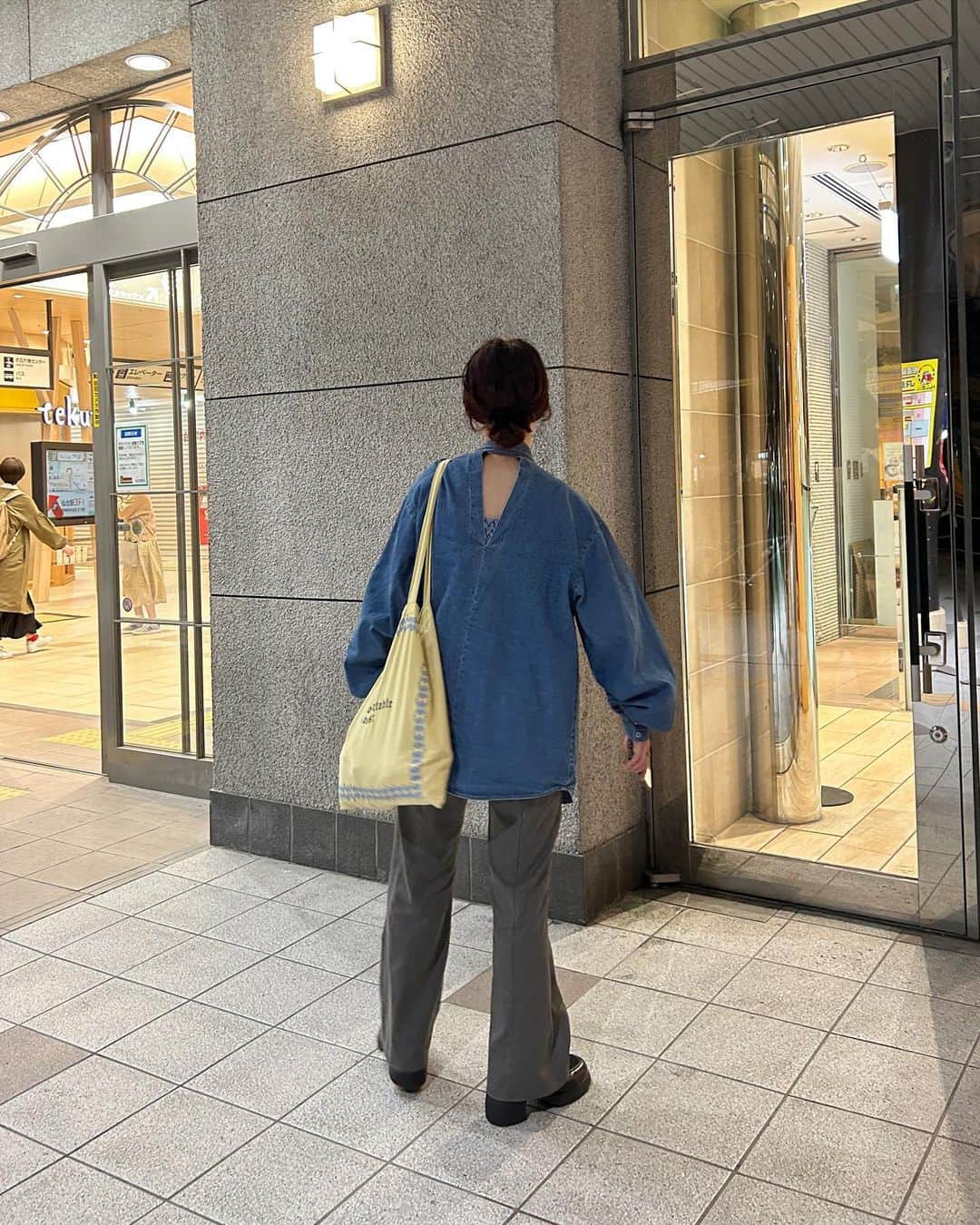 えぐっちょさんのインスタグラム写真 - (えぐっちょInstagram)「ジャケットの毎日ですが 実はボウタイシャツも購入👚  ベーシックに来たので次は いろいろ合わせたい♡♡  #kastane #kastane仙台 #kastane_ootd  #シャツ #シャツコーデ #ナイトスナップ #デニム #デニムシャツ #出勤コーデ #骨格ウェーブ #骨格ウェーブコーデ #イエベ #イエベ秋 #低身長 #スラックス #スラックスコーデ #仙台 #仙台駅」10月7日 23時01分 - eguccho02