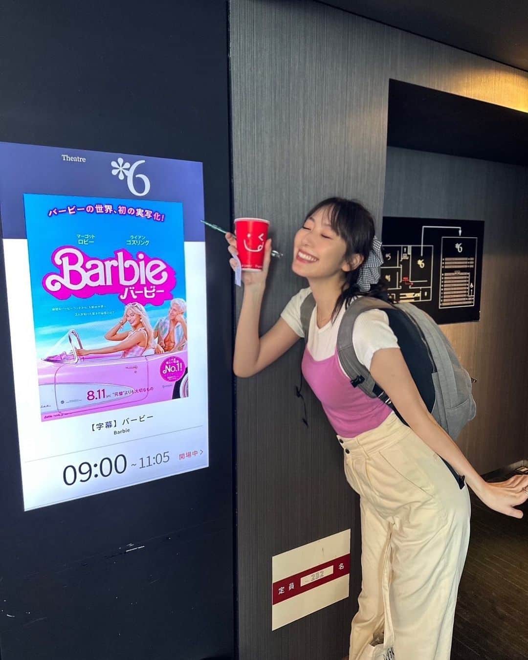 松井咲子のインスタグラム：「映画を観に行くとき、その映画のTシャツとかそれっぽい色合いの服を着て行くのがすきなんですがBarbieはリュックなんて背負いませんね、良い女の鞄は小さい(真理)    #Barbie #movie #映画館の経済ぶん回し」
