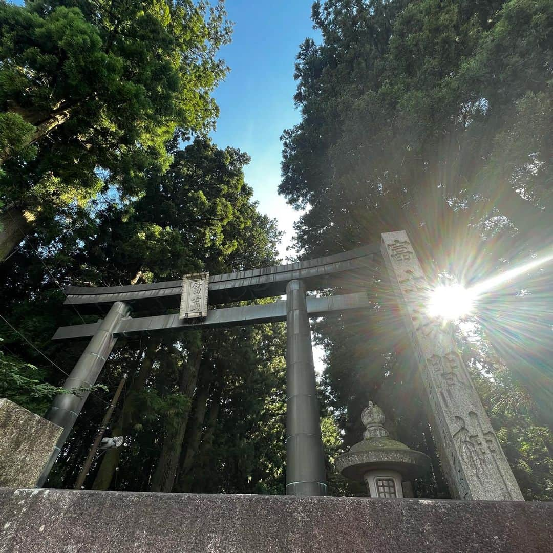 鳥越裕貴さんのインスタグラム写真 - (鳥越裕貴Instagram)「⛩️ #山梨 #富士山 #神社 #富士山本宮浅間大社 #北口本宮冨士浅間神社 #不二阿祖山太神宮  #神社 #神社巡り #御朱印帳  #富士急周りも素敵神社たくさんでした」10月7日 23時08分 - yuki_torigoe.cleftchin