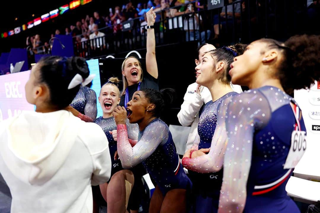 シモーネ・バイルズのインスタグラム：「team finals 🤍 it was an interesting & unexpected night! I’m so proud of the fight Team USA put out 🇺🇸 It’s such a blessing to represent the US at another World Championships!   also go WCC ❤️」