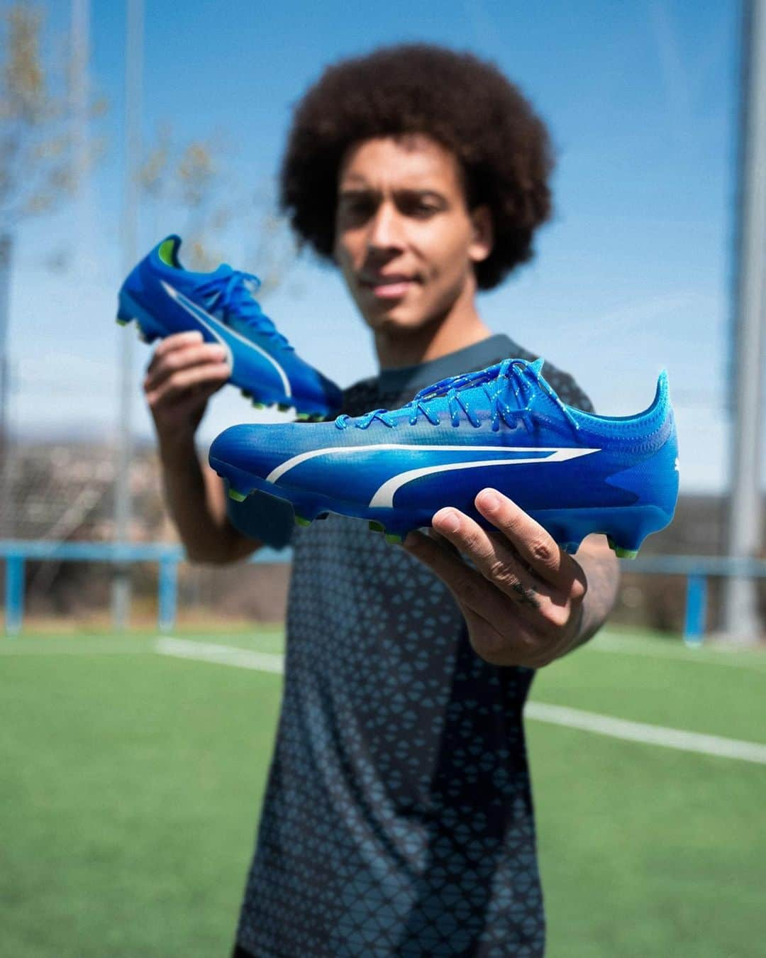 アクセル・ヴィツェルのインスタグラム：「Whole lotta fast ⚡️⚡️⚡️ @pumafootball @pumaspain #foreverfaster」