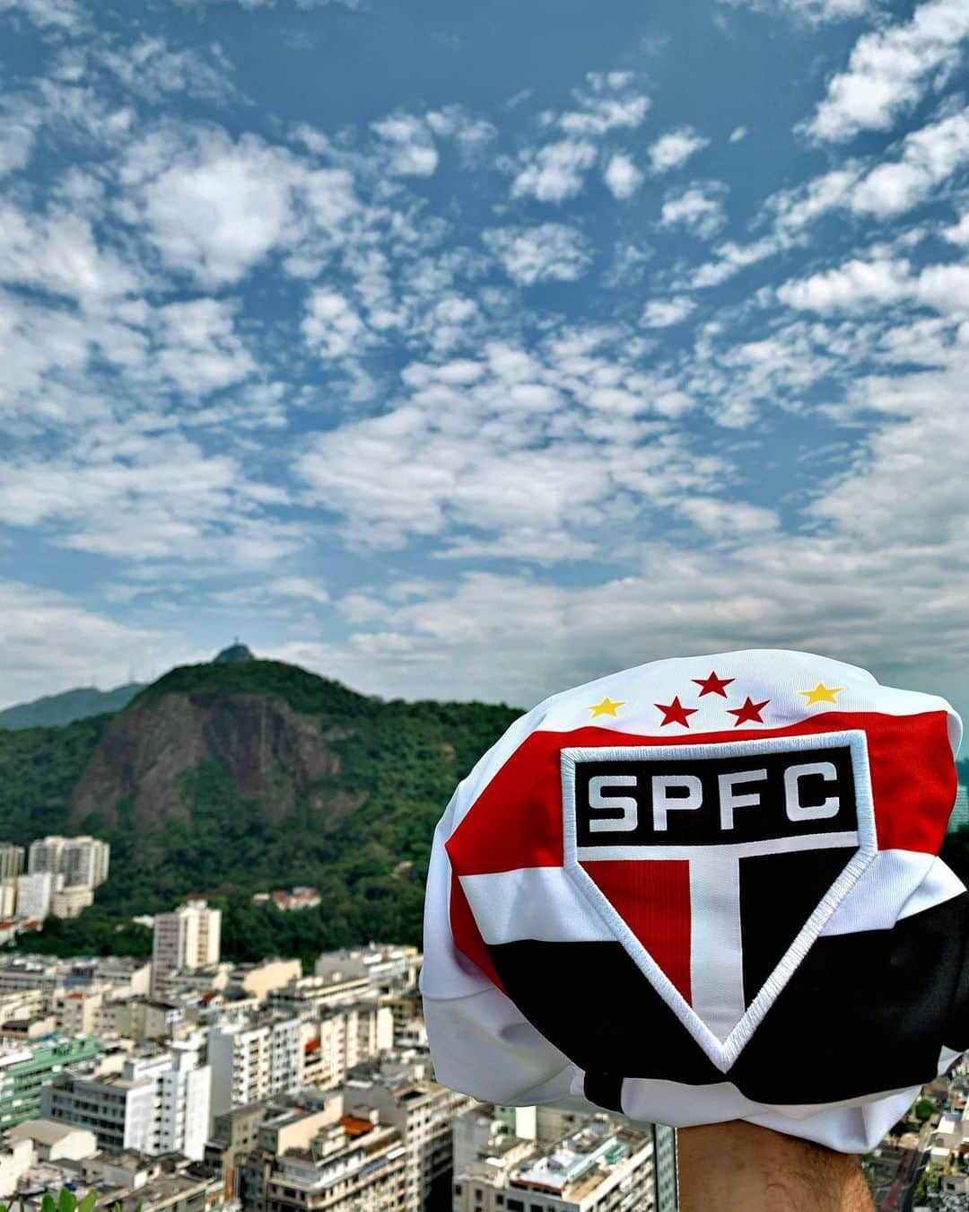 São Paulo FCさんのインスタグラム写真 - (São Paulo FCInstagram)「☀️ Tricolor no RJ!  Mais tarde, tem jogo com o Vasco, em São Januário, às 18h30!   #VamosSãoPaulo 🇾🇪」10月7日 23時18分 - saopaulofc
