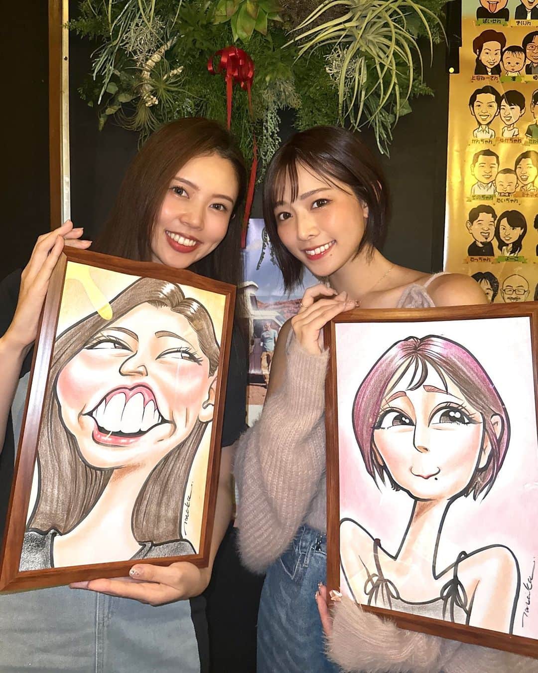 のインスタグラム：「りおとラオウさん( @raoutanaka )に似顔絵を描いていただきました🐅🪄💫  今までも似顔絵って沢山描いてもらったことがあったけど、笑ってない私を描いてくれた人はラオウさんが初めてで完成を見た時には新しい私に出逢った気持ちと、こういう顔良くするわーって気持ちから笑いが止まらなかった🥳🫶  魔性だけどちょっとなんか人を馬鹿にしてそうな、いじってそうな私のこの顔、ファンのみんなならよくわかるよね？😈❤️  りおと特徴が良く出ててお互い似てるーっ感激しながら私たちにとって大切な宝物になりました👑❣️  ラオウさんありがとうございます🌈🌈🌈  #似顔絵 #カリカチュア #似顔絵イラスト #バチェラー #fyp #新宿グルメ #新宿カフェ #新宿」