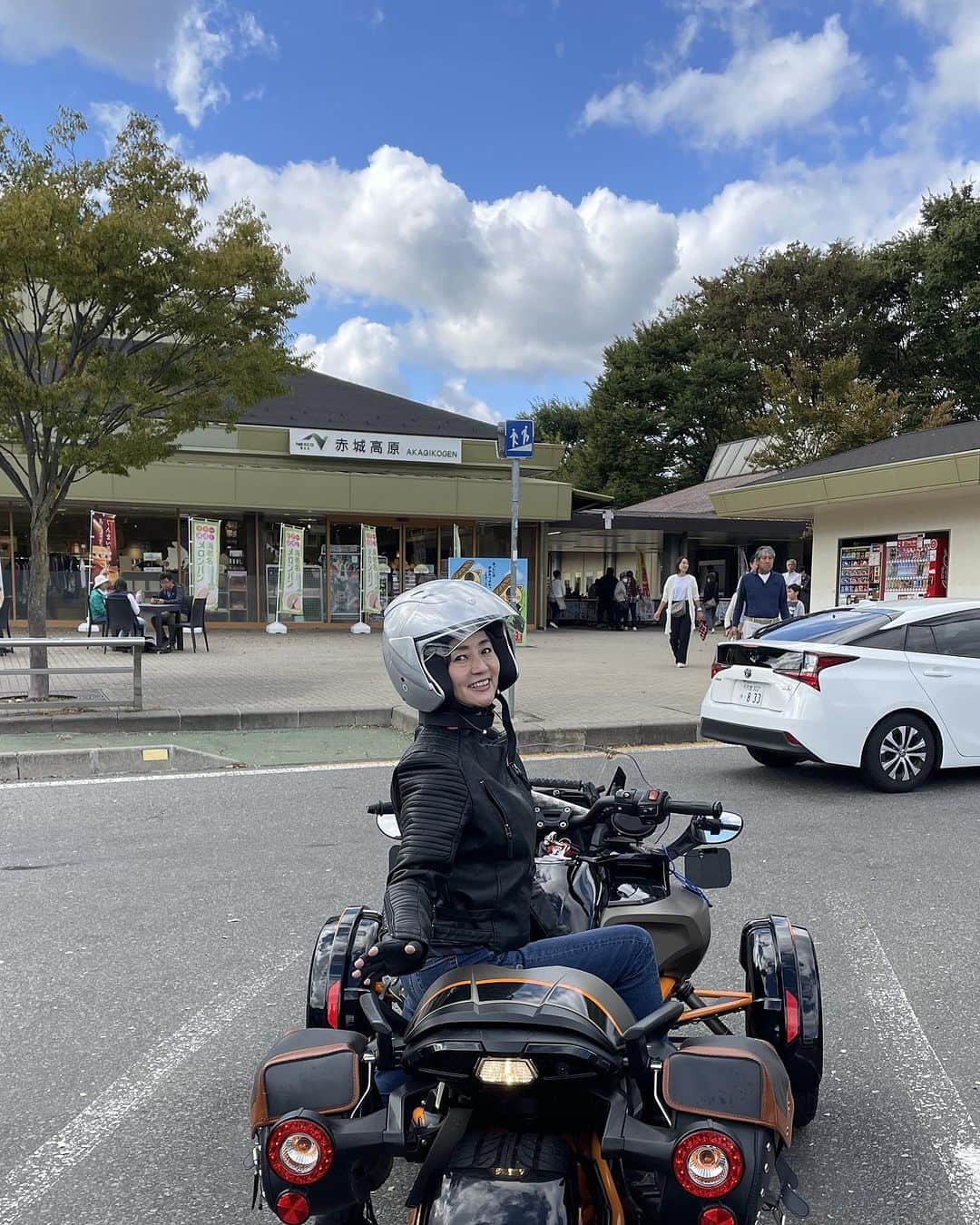 橋本志穂さんのインスタグラム写真 - (橋本志穂Instagram)「今日はバイクで新潟まで、、、 連休初日で、朝早く出たのに大渋滞で死んだ。 渋滞あけたら豪雨で死んだ。。  16度きった気温の中で ずぶ濡れになってバイクは辛い〜。 あと20分でゴールのスキー場ってところで、「着いたってすぐ解散だよね」と断念。。  スキー場にいる仲間に降りてきてもらってる間、 しんやくんと肉まんたべました。 寒かったから美味しかったー  @canamonroad_tokyo  @canamonroad  #バイク女子　#brp　#can-am #SPYDERF3」10月7日 23時26分 - shihohashimoto3