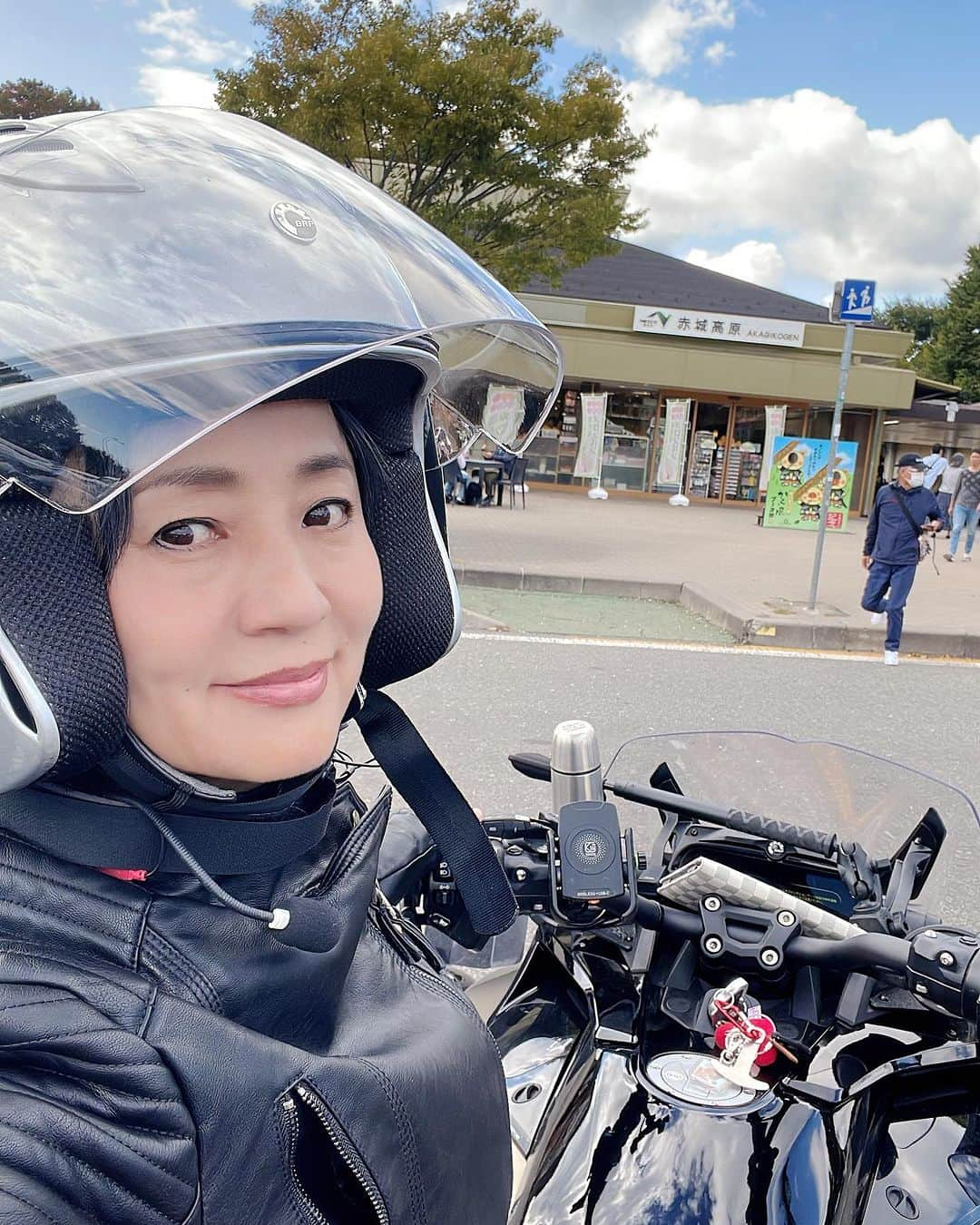 橋本志穂さんのインスタグラム写真 - (橋本志穂Instagram)「今日はバイクで新潟まで、、、 連休初日で、朝早く出たのに大渋滞で死んだ。 渋滞あけたら豪雨で死んだ。。  16度きった気温の中で ずぶ濡れになってバイクは辛い〜。 あと20分でゴールのスキー場ってところで、「着いたってすぐ解散だよね」と断念。。  スキー場にいる仲間に降りてきてもらってる間、 しんやくんと肉まんたべました。 寒かったから美味しかったー  @canamonroad_tokyo  @canamonroad  #バイク女子　#brp　#can-am #SPYDERF3」10月7日 23時26分 - shihohashimoto3