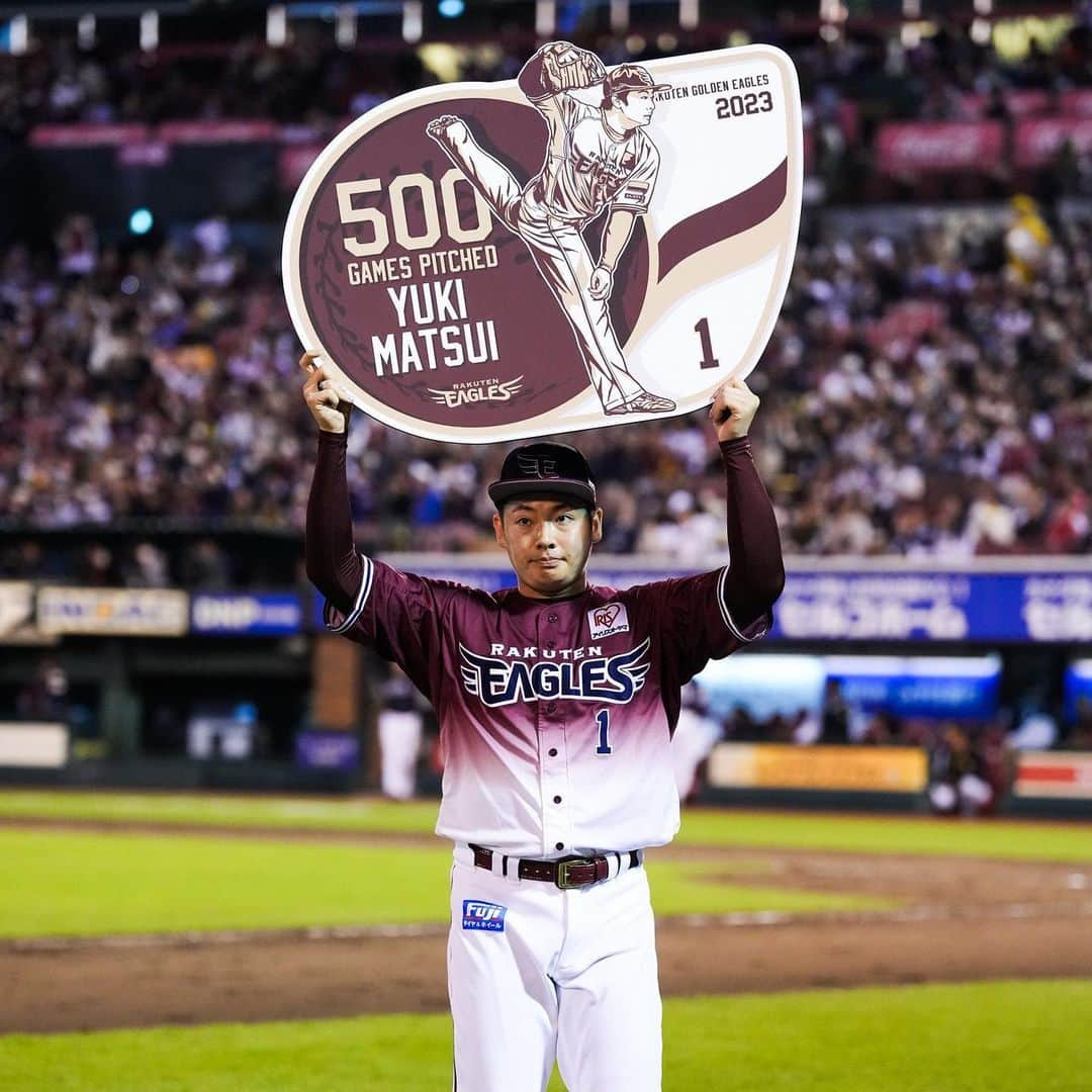 東北楽天ゴールデンイーグルスさんのインスタグラム写真 - (東北楽天ゴールデンイーグルスInstagram)「⚾️  ⚾️E 5-5 H⚾️  9回に登板した松井裕樹選手が500試合登板を達成㊗️🎉✨ CS進出のために負けられない一戦は4時間50分の大熱戦に‼️ 3点ビハインドの6回に辰己選手が9号同点3ラン🔥🔥🔥 その後は両軍投手陣が譲らずに延長12回引き分け⚾️ 打線では2回に村林選手が先制2点タイムリー👍🏼 岡島選手と浅村選手が揃って2安打2得点⚾️⚾️ 投げては4番手の藤井選手が1回2/3を投げて1安打無失点‼️ 8回は渡辺翔太選手、10回は宋選手が無失点に✨✨ さらに内選手は11回と12回を無失点に抑えるナイスピッチ👏🏼👏🏼  #鷲が掴む #rakuteneagles  #松井裕樹 #辰己涼介  #浅村栄斗 #藤井聖 #内星龍  #村林一輝  #宋家豪 #渡辺翔太」10月7日 23時27分 - rakuten_eagles