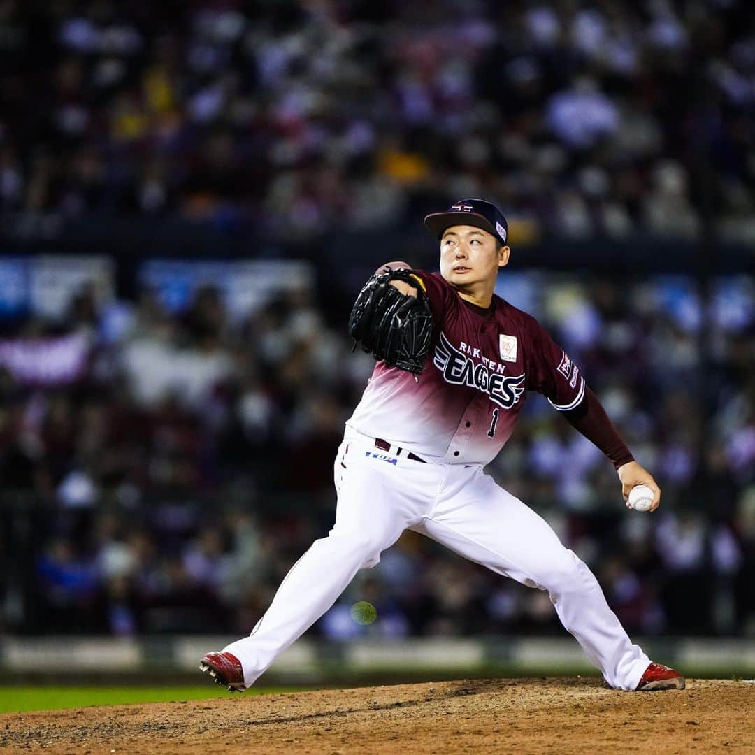 東北楽天ゴールデンイーグルスさんのインスタグラム写真 - (東北楽天ゴールデンイーグルスInstagram)「⚾️  ⚾️E 5-5 H⚾️  9回に登板した松井裕樹選手が500試合登板を達成㊗️🎉✨ CS進出のために負けられない一戦は4時間50分の大熱戦に‼️ 3点ビハインドの6回に辰己選手が9号同点3ラン🔥🔥🔥 その後は両軍投手陣が譲らずに延長12回引き分け⚾️ 打線では2回に村林選手が先制2点タイムリー👍🏼 岡島選手と浅村選手が揃って2安打2得点⚾️⚾️ 投げては4番手の藤井選手が1回2/3を投げて1安打無失点‼️ 8回は渡辺翔太選手、10回は宋選手が無失点に✨✨ さらに内選手は11回と12回を無失点に抑えるナイスピッチ👏🏼👏🏼  #鷲が掴む #rakuteneagles  #松井裕樹 #辰己涼介  #浅村栄斗 #藤井聖 #内星龍  #村林一輝  #宋家豪 #渡辺翔太」10月7日 23時27分 - rakuten_eagles