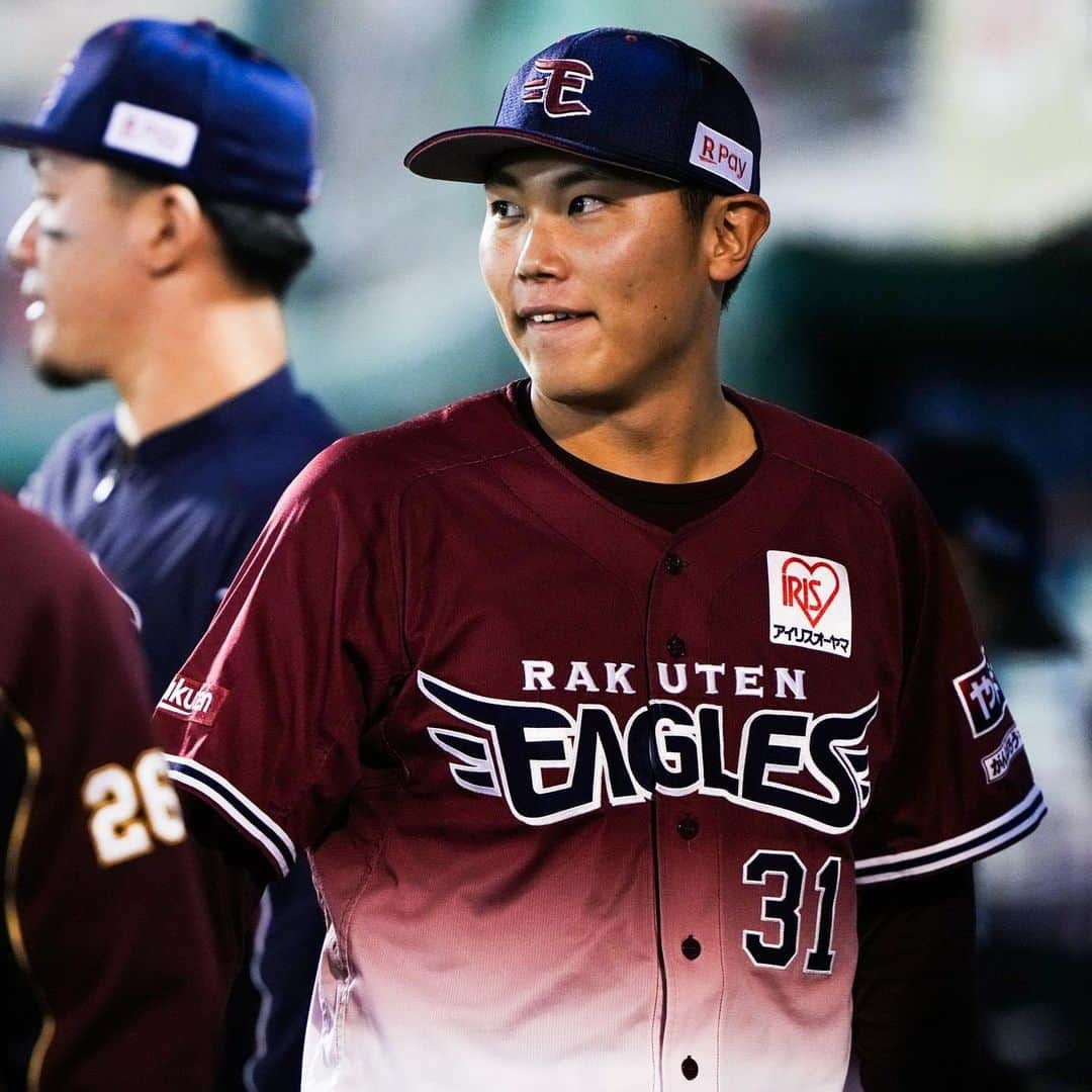 東北楽天ゴールデンイーグルスさんのインスタグラム写真 - (東北楽天ゴールデンイーグルスInstagram)「⚾️  ⚾️E 5-5 H⚾️  9回に登板した松井裕樹選手が500試合登板を達成㊗️🎉✨ CS進出のために負けられない一戦は4時間50分の大熱戦に‼️ 3点ビハインドの6回に辰己選手が9号同点3ラン🔥🔥🔥 その後は両軍投手陣が譲らずに延長12回引き分け⚾️ 打線では2回に村林選手が先制2点タイムリー👍🏼 岡島選手と浅村選手が揃って2安打2得点⚾️⚾️ 投げては4番手の藤井選手が1回2/3を投げて1安打無失点‼️ 8回は渡辺翔太選手、10回は宋選手が無失点に✨✨ さらに内選手は11回と12回を無失点に抑えるナイスピッチ👏🏼👏🏼  #鷲が掴む #rakuteneagles  #松井裕樹 #辰己涼介  #浅村栄斗 #藤井聖 #内星龍  #村林一輝  #宋家豪 #渡辺翔太」10月7日 23時27分 - rakuten_eagles