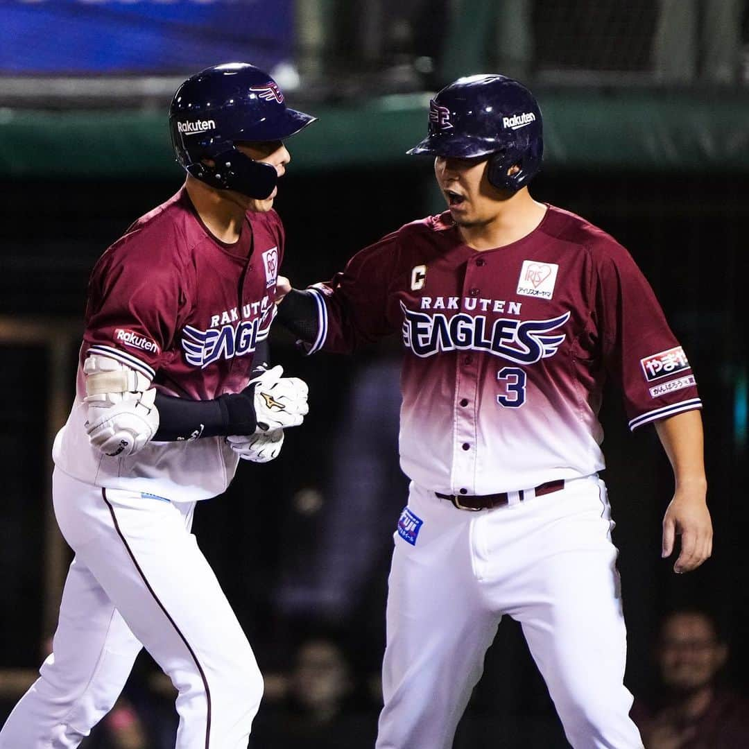 東北楽天ゴールデンイーグルスさんのインスタグラム写真 - (東北楽天ゴールデンイーグルスInstagram)「⚾️  ⚾️E 5-5 H⚾️  9回に登板した松井裕樹選手が500試合登板を達成㊗️🎉✨ CS進出のために負けられない一戦は4時間50分の大熱戦に‼️ 3点ビハインドの6回に辰己選手が9号同点3ラン🔥🔥🔥 その後は両軍投手陣が譲らずに延長12回引き分け⚾️ 打線では2回に村林選手が先制2点タイムリー👍🏼 岡島選手と浅村選手が揃って2安打2得点⚾️⚾️ 投げては4番手の藤井選手が1回2/3を投げて1安打無失点‼️ 8回は渡辺翔太選手、10回は宋選手が無失点に✨✨ さらに内選手は11回と12回を無失点に抑えるナイスピッチ👏🏼👏🏼  #鷲が掴む #rakuteneagles  #松井裕樹 #辰己涼介  #浅村栄斗 #藤井聖 #内星龍  #村林一輝  #宋家豪 #渡辺翔太」10月7日 23時27分 - rakuten_eagles