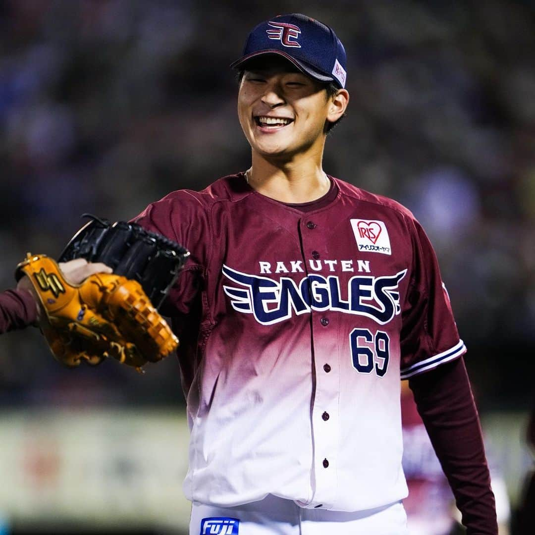 東北楽天ゴールデンイーグルスさんのインスタグラム写真 - (東北楽天ゴールデンイーグルスInstagram)「⚾️  ⚾️E 5-5 H⚾️  9回に登板した松井裕樹選手が500試合登板を達成㊗️🎉✨ CS進出のために負けられない一戦は4時間50分の大熱戦に‼️ 3点ビハインドの6回に辰己選手が9号同点3ラン🔥🔥🔥 その後は両軍投手陣が譲らずに延長12回引き分け⚾️ 打線では2回に村林選手が先制2点タイムリー👍🏼 岡島選手と浅村選手が揃って2安打2得点⚾️⚾️ 投げては4番手の藤井選手が1回2/3を投げて1安打無失点‼️ 8回は渡辺翔太選手、10回は宋選手が無失点に✨✨ さらに内選手は11回と12回を無失点に抑えるナイスピッチ👏🏼👏🏼  #鷲が掴む #rakuteneagles  #松井裕樹 #辰己涼介  #浅村栄斗 #藤井聖 #内星龍  #村林一輝  #宋家豪 #渡辺翔太」10月7日 23時27分 - rakuten_eagles