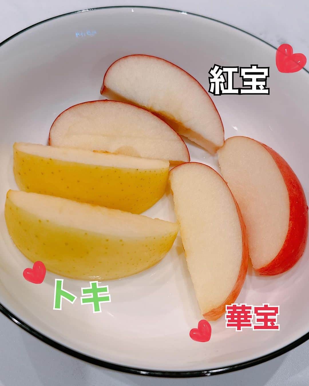 桜もこさんのインスタグラム写真 - (桜もこInstagram)「青森県の @farm_of_yuri さんから旬の美味しい美味しいりんごが届きました😃🍎  りんご大好き！  3つ入っていてどれも美味しそう😋 味もそれぞれの美味しさがありました💕  トキは、フルーティーな香ばしい甘さですごくお気に入り✨ 紅宝は酸っぱさに香ばしさと噛めば噛むほど味がじゅわーってきてほのかに楽しめます✨ 華宝は優しい甘さでみんな好きな味な気がする✨ もうりんごが大好きで、老化予防とか風邪予防とか美容にも健康にもいいからこれで美味しいなんてもう最高だ😭🤍  毎日食べたいです！！！  ★ #青森#りんご #Apple#林檎#青森産 #たるさわ#apples #aomori」10月7日 23時27分 - mokochan319