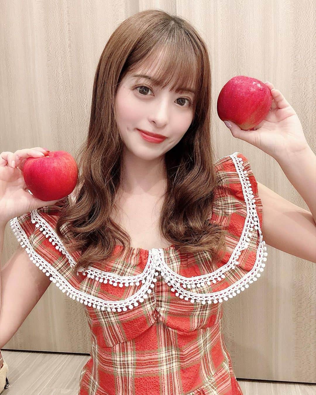 桜もこのインスタグラム：「青森県の @farm_of_yuri さんから旬の美味しい美味しいりんごが届きました😃🍎  りんご大好き！  3つ入っていてどれも美味しそう😋 味もそれぞれの美味しさがありました💕  トキは、フルーティーな香ばしい甘さですごくお気に入り✨ 紅宝は酸っぱさに香ばしさと噛めば噛むほど味がじゅわーってきてほのかに楽しめます✨ 華宝は優しい甘さでみんな好きな味な気がする✨ もうりんごが大好きで、老化予防とか風邪予防とか美容にも健康にもいいからこれで美味しいなんてもう最高だ😭🤍  毎日食べたいです！！！  ★ #青森#りんご #Apple#林檎#青森産 #たるさわ#apples #aomori」