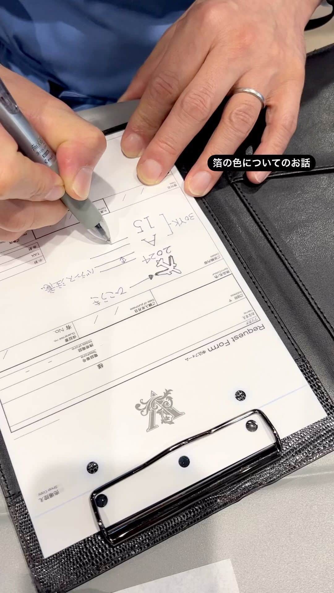あだちなみのインスタグラム：「箔の色についてお話中。 雑談9割、相談1割、ほぼおしゃべりの時間ですが、 紅林さんの手でひとつひとつ箔が押されます。 毎日使う手帳が特別感ある大切なものになる魔法をかけてくれるみたい🪄」