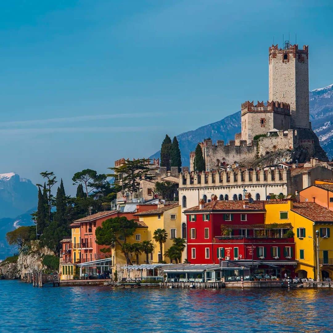 Vogue Españaのインスタグラム：「La superficie de agua dulce más grande de Italia nos da la bienvenida en el lago di Garda: un enclave de cuento rodeado de pintorescos (e instagrameables) pueblos. En el link de la bio, te contamos dónde comer y qué visitar para unas vacaciones al más puro estilo ‘Call me by your name’. ▪️Fotos: Getty Images  ▪️Texto: @silviaruizdelaprada」