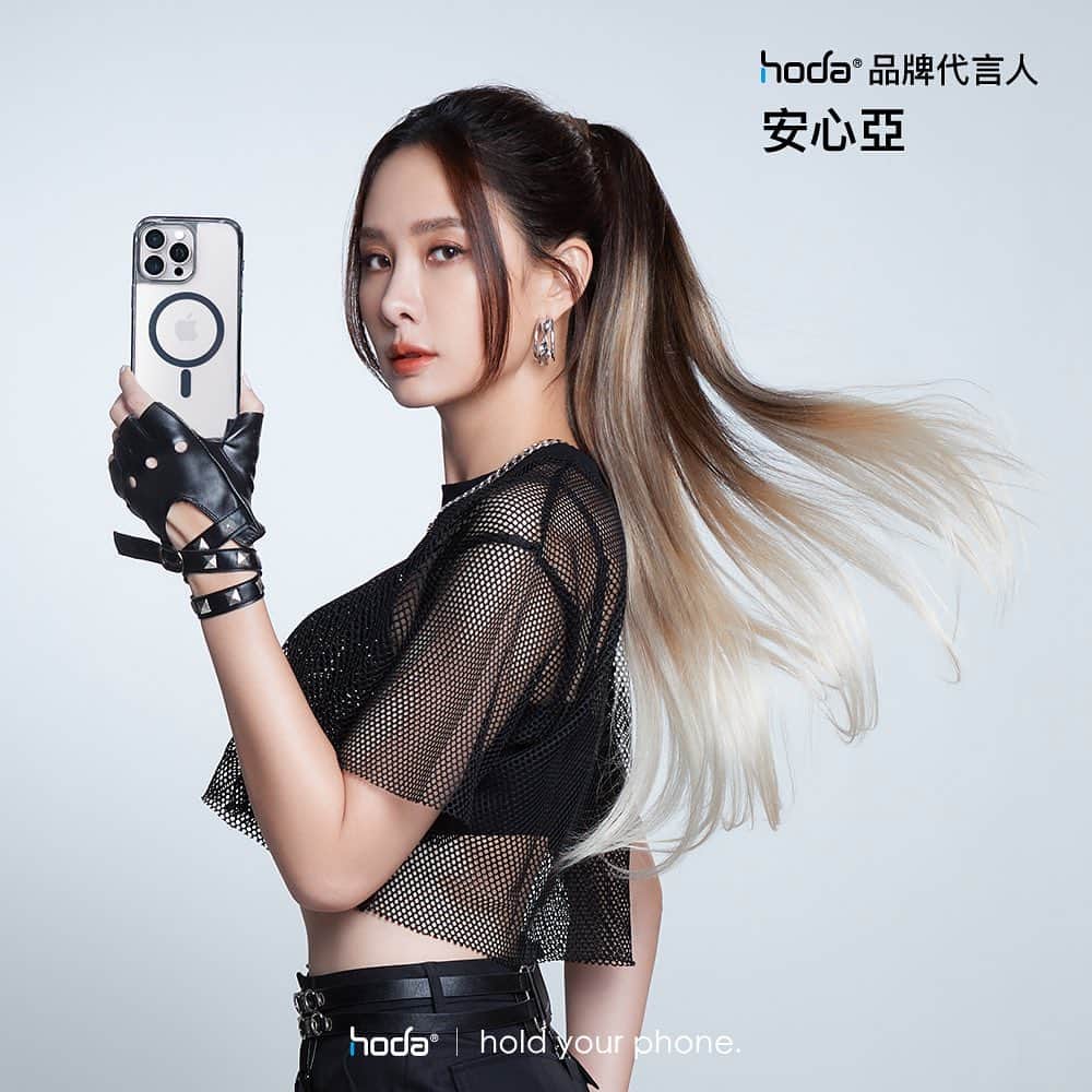 アンバー・アンのインスタグラム：「各位，準備換殼換螢幕貼！選 好貼～ Hoda！ @hodataiwan #hoda玻璃貼 #AR抗反射玻璃貼 #擺脫刺眼反光 #貼比不貼更清楚」