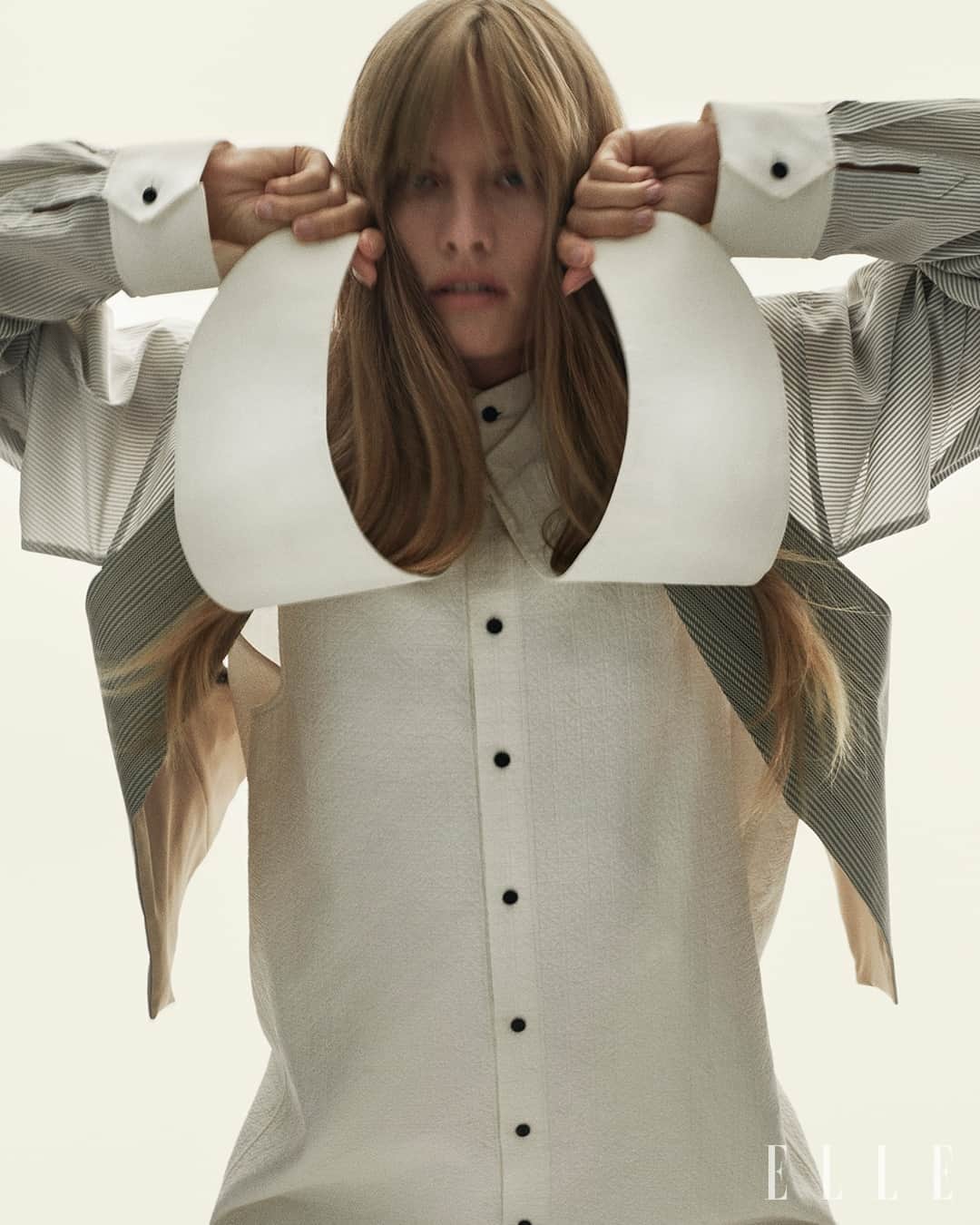 のインスタグラム：「90’ernes minimalisme er til evig inspiration, og denne sæson er ingen undtagelse. Lad rene snit og en enkel farvepalette udgøre looket, der understreger at ‘less is more’ som i modeserien 'Ny Nostalgi. Se et udsnit af den her, og se hele serien i ELLEs store oktobernummer.⁠ ⁠ Foto: @henrikbulow⁠ Styling:@ctlarsson⁠ Hår: @mettethorsgaard⁠ Makeup: @annestaunsager ⁠ Model: @klara___kristin /@elite_copenhagen⁠ Fotoassistent: @frederikkastrupsen⁠ Stylistassistent: @noahchadid⁠ Billedbehandling: @wetouch_imagework ⁠」
