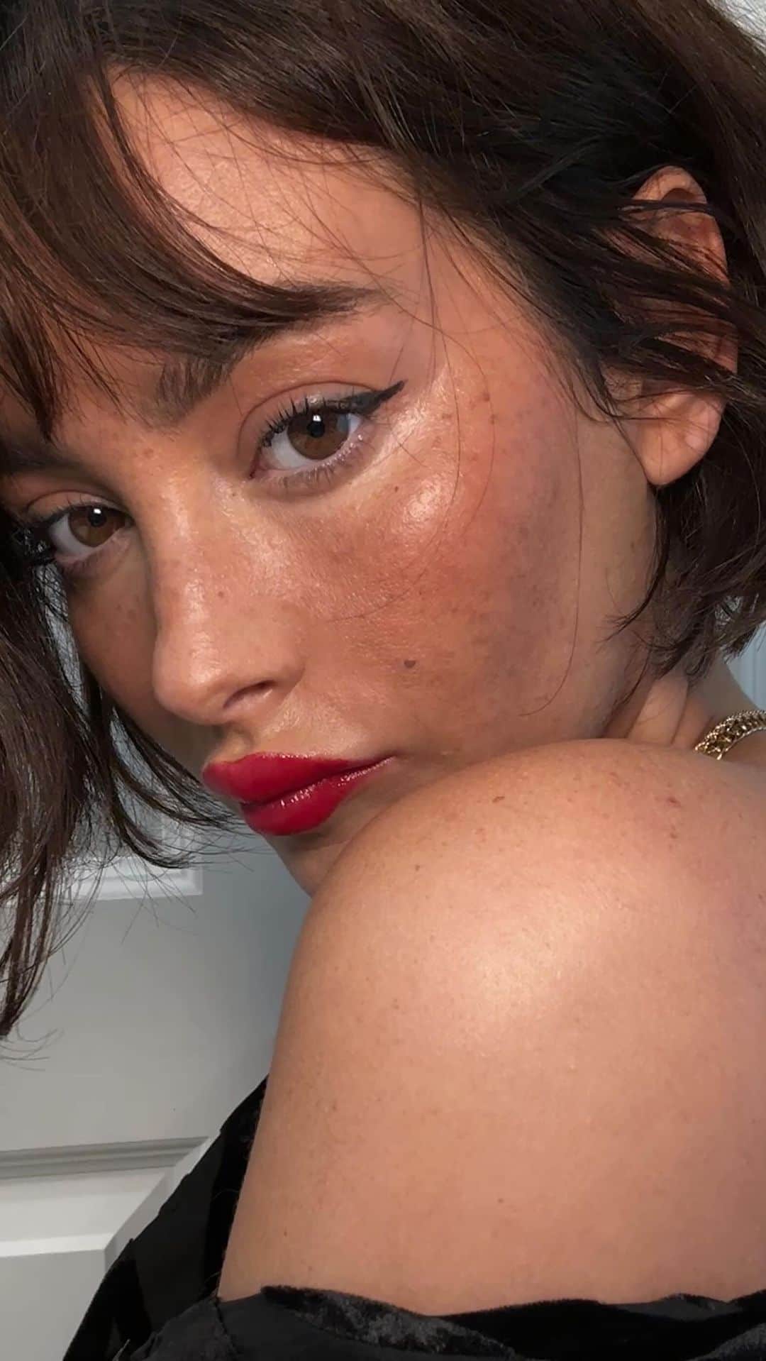 のインスタグラム：「my actual everyday messy hair look with @marianilastockholm always by my side! smells so good and i honestly love how it doesn’t leave my hair feeling crunchy or hard! use ‘taylor20’ for my loves who want a little discount! ♥」