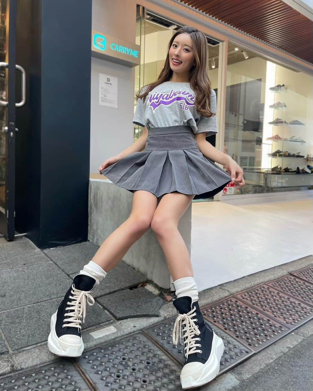 MIYABIのインスタグラム：「POPUPに足を運んでくれた方々ありがとう御座いました🥹✨  忙しいのに駆けつけてくれたファンの皆んなに感謝です🥲🫶  接客とかいつぶりだろ〜アパレル時代に戻った気分で楽しかったなぁ💓  そして明日10/8(日)12:00〜オンライン販売がスタートします👕  2週間限定なので是非この機会にGETしてね💜  #cyberjapandancers  #ミヤビーム  #サイバージャパンダンサーズ  #オリジナルtシャツ」