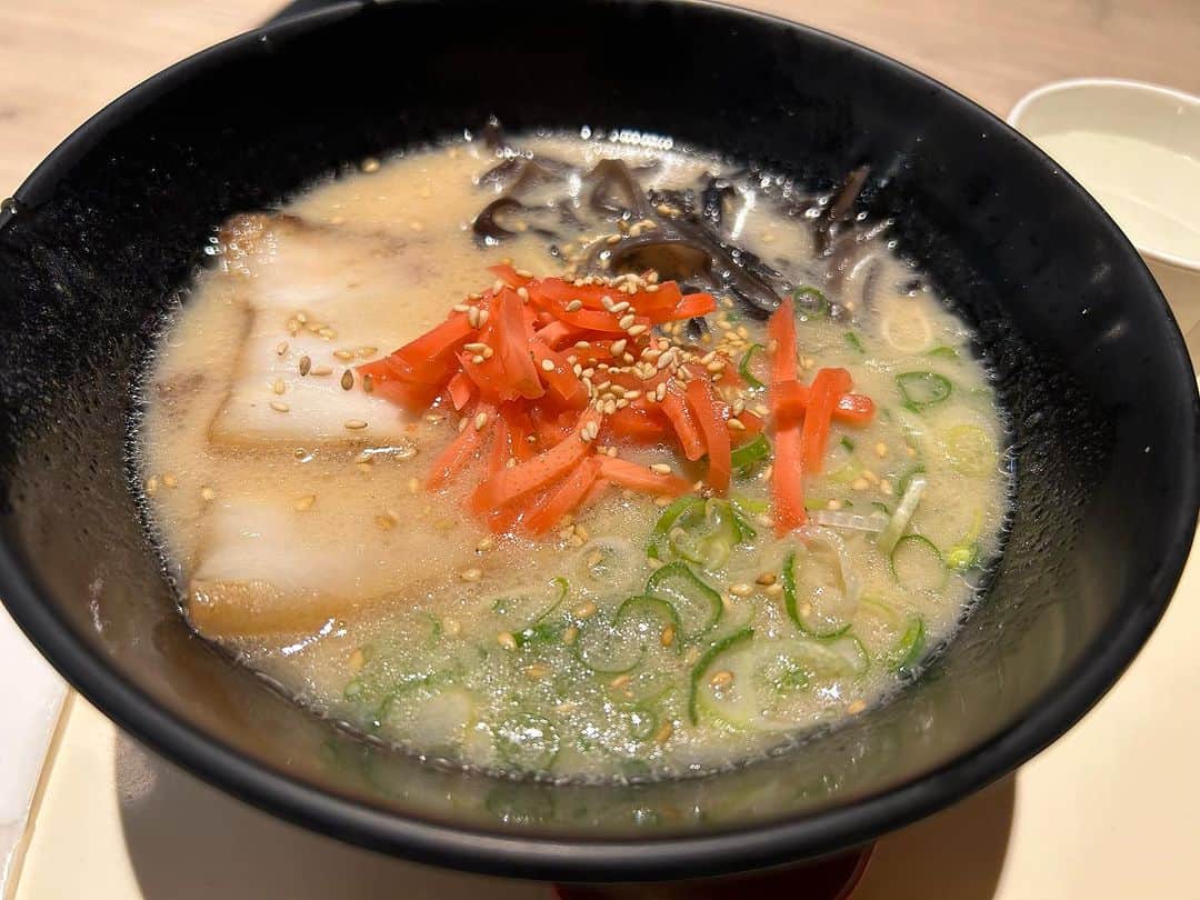 ミノルクリスのインスタグラム：「福岡　🍜 数時間の滞在でしたが 楽しかったです✨また!」