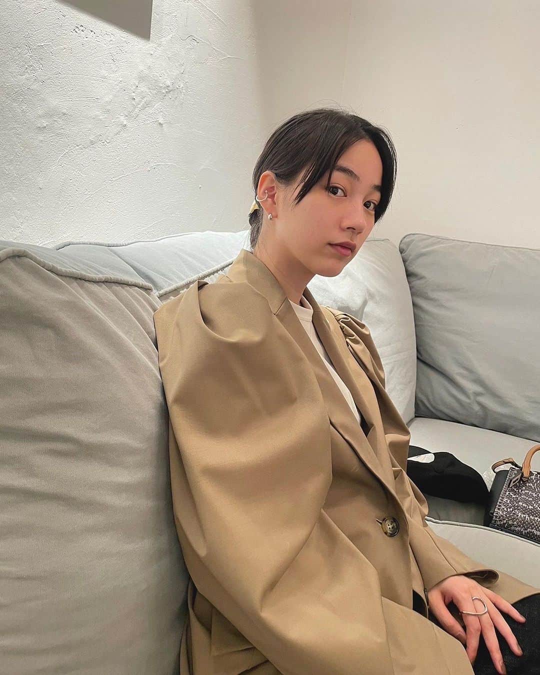 のん（能年玲奈）のインスタグラム：「先日、同い年の従姉妹が仕事で東京に来ていたので会ってきた。 私のママや妹、従姉妹の娘とお母さんも集まって早めのランチ🍝 そしたら、貝殻の入ったヘアクリップをくれた。可愛い🐚 最後の写真は、いとこの娘に案内してもらっている私。」