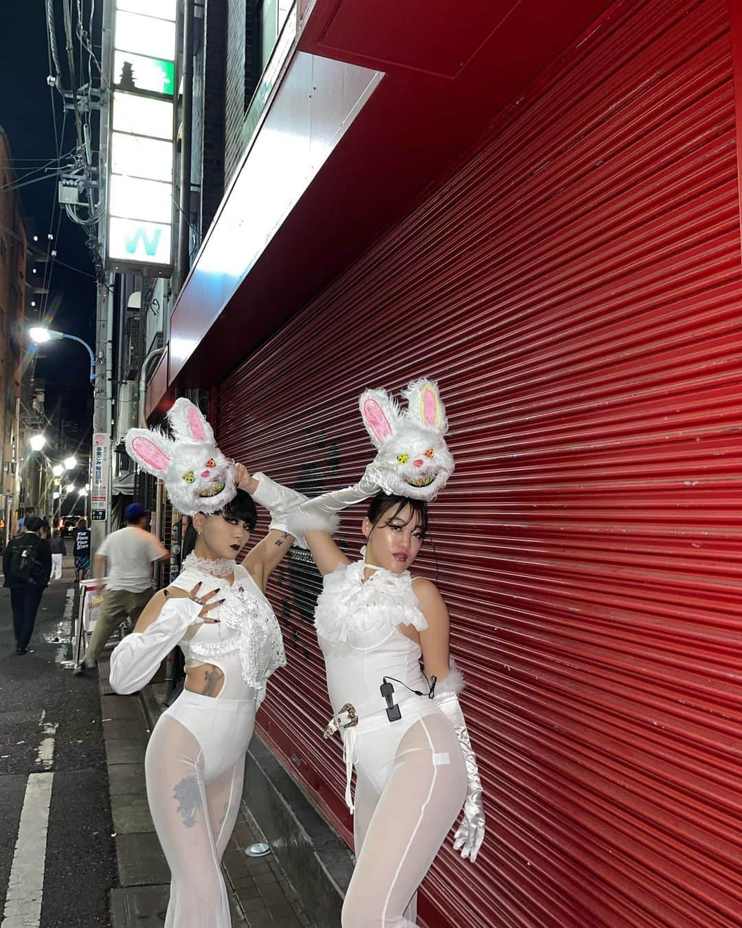 Hinanoさんのインスタグラム写真 - (HinanoInstagram)「うさぎちゃん🐇 2丁目の華金は賑やかでfreedom🏳️‍🌈🏳️‍⚧️ #shinjuku #shinjuku2chome #rabbit #うさぎ」10月7日 23時35分 - no7_k