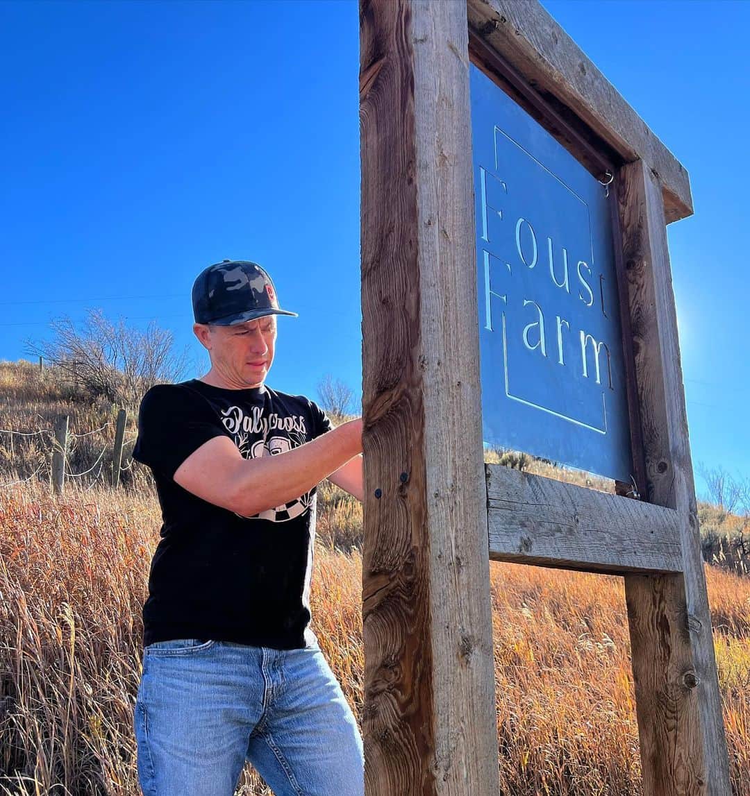 タナー・フォウストのインスタグラム：「Nothing like @jeremyclarkson1 but still a lot of sh$t to do!! 😬. @foust_farm.  Sign by @weistec 🙌」