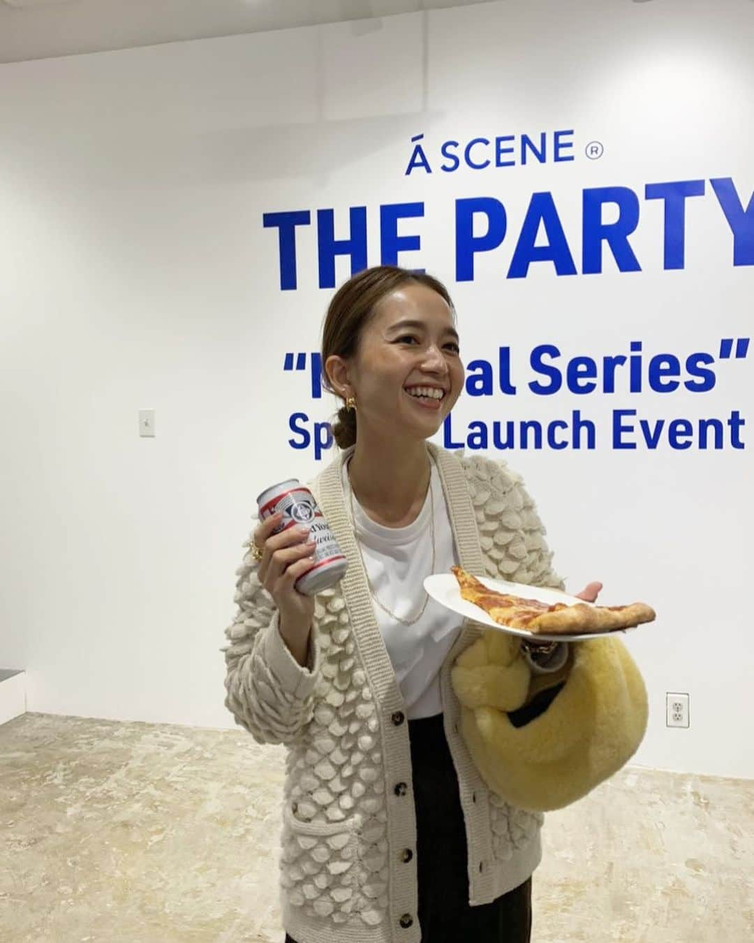 外村久美子のインスタグラム：「・ ASCENE party🍕  〝minimal series〟 撥水加工で機能的！6色あってグレーにしました📱 今はこんな気分なので♥️🩶  @henrys_pizza_osaka  🍕も最高に美味しかった。またゆっくり来たい🤤❣️  @ascene_official  @p_akoarai  いつもありがとう♡素敵なパーティたのしかった☺️」