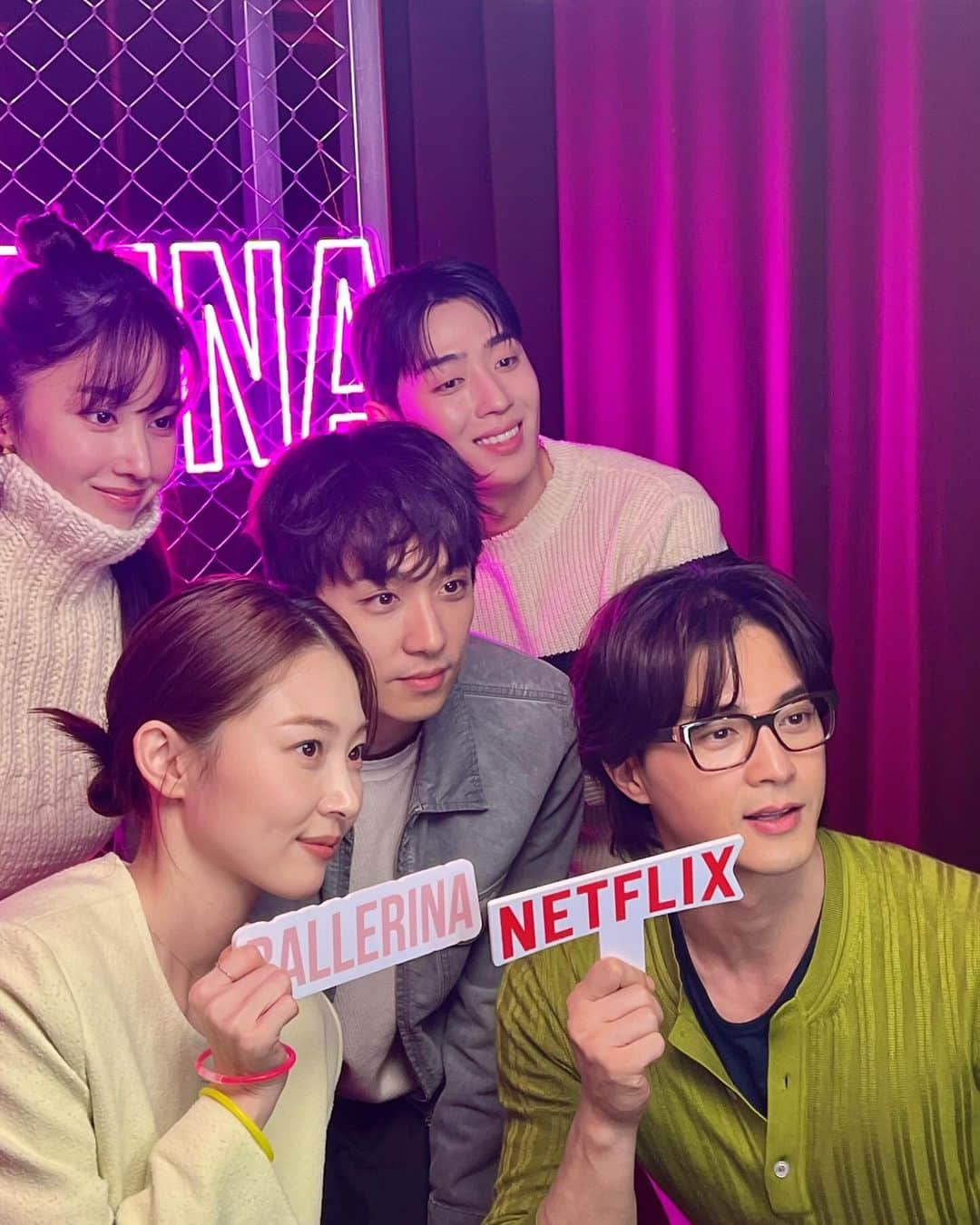 キム・ジフンのインスタグラム：「_  Team ballerina   @netflixkr」