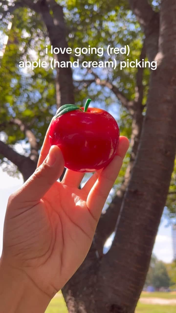 TONYMOLY USA Officialのインスタグラム：「Its (red) apple (hand cream) picking season! 🍎🍁🍂🫶 #xoxoTM #TONYMOLYnMe」