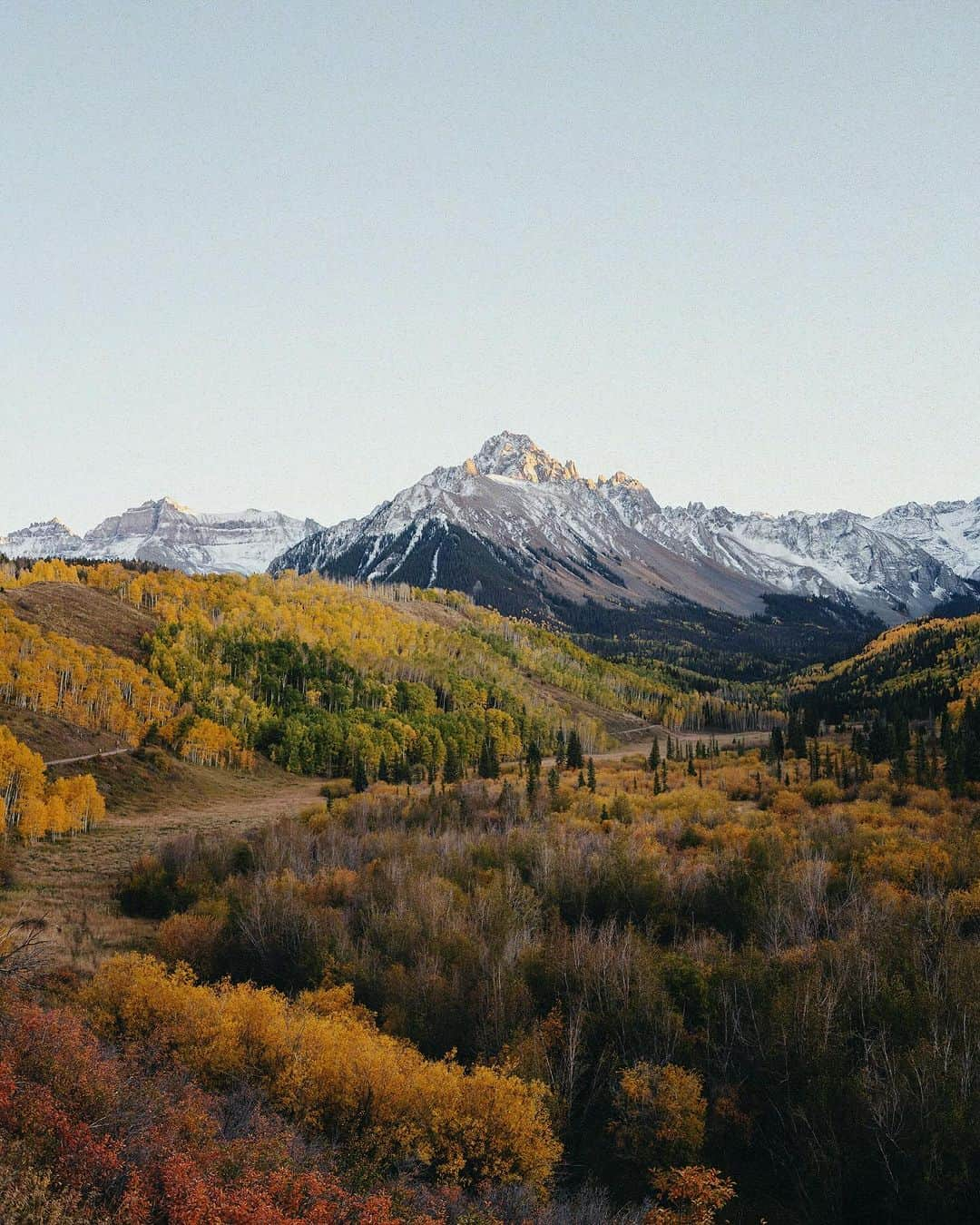 マディさんのインスタグラム写真 - (マディInstagram)「Hadn’t seen the mountains in a few months ✨ we were throwing down miles to get to Arizona by Sunday but I’m real glad I slowed down…it’s pretty out there y’all」10月7日 23時45分 - thiswildidea