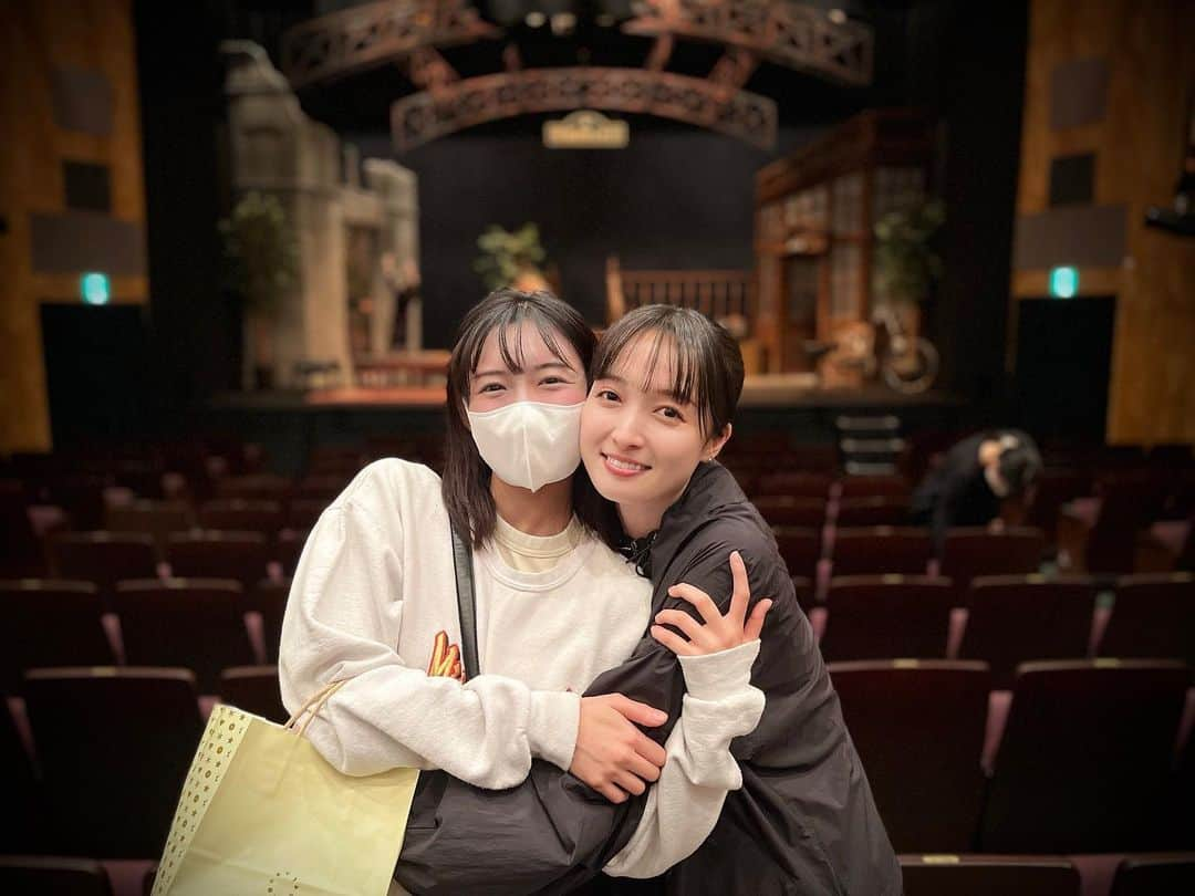 奥村佳恵さんのインスタグラム写真 - (奥村佳恵Instagram)「👩‍👧❤️‍🔥 #燕のいる駅  #SERIひとつのいのち」10月7日 23時52分 - okumura_kae