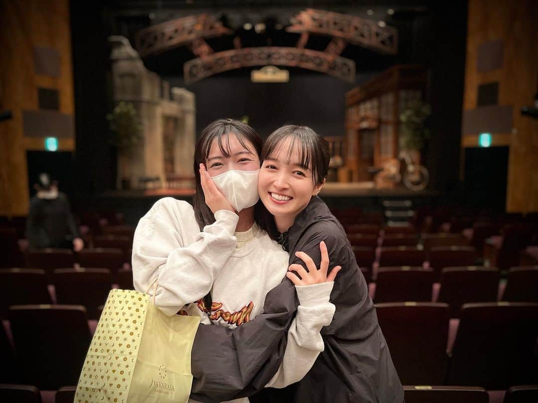 奥村佳恵さんのインスタグラム写真 - (奥村佳恵Instagram)「👩‍👧❤️‍🔥 #燕のいる駅  #SERIひとつのいのち」10月7日 23時52分 - okumura_kae