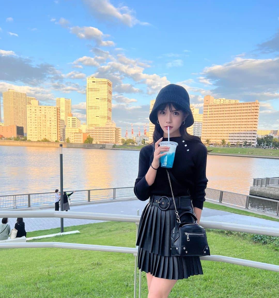 村山優香のインスタグラム：「綺麗な空( •́ฅ•̀ )  #秋コーデ   #オールブラック」