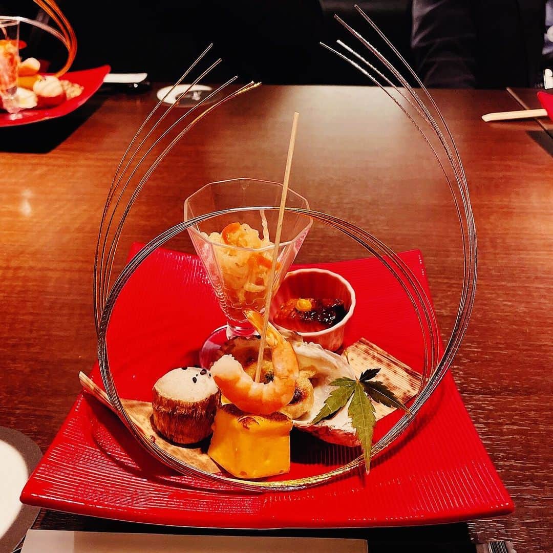 T$UYO$HIのインスタグラム：「. 両親の結婚50周年祝いを 妹夫婦と我が家とで祝ってきた …と言ってもみんなで飯食っただけだけど  サザンの野外LIVEに行きたかったという まさかの話にビックリ！ 一緒に行きたかったなぁ  仕方ないので今度久しぶりに BONEZの爆音とハッピーバイヴスを おみまいしてやろうと思いましたw  50周年おめでとう㊗️」