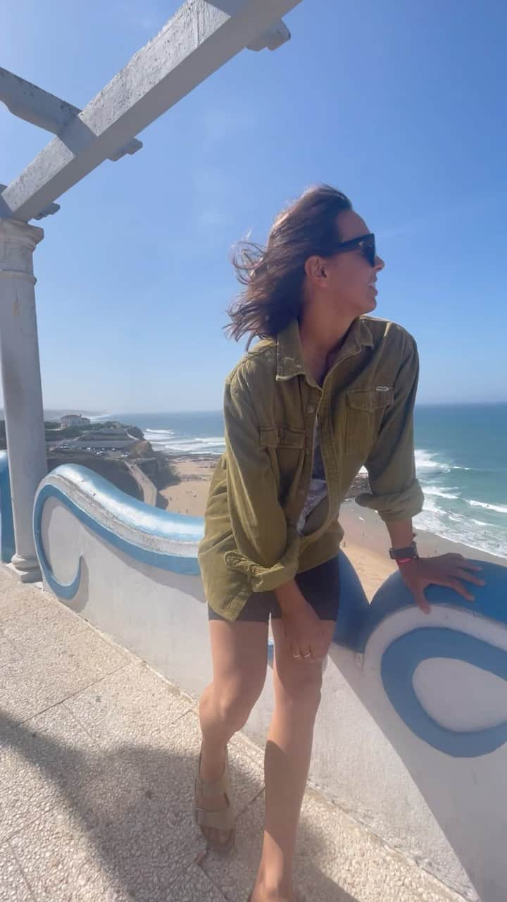 サリー・フィッツギボンズのインスタグラム：「Exploring the Portuguese coastline 🌊🙌🏼」