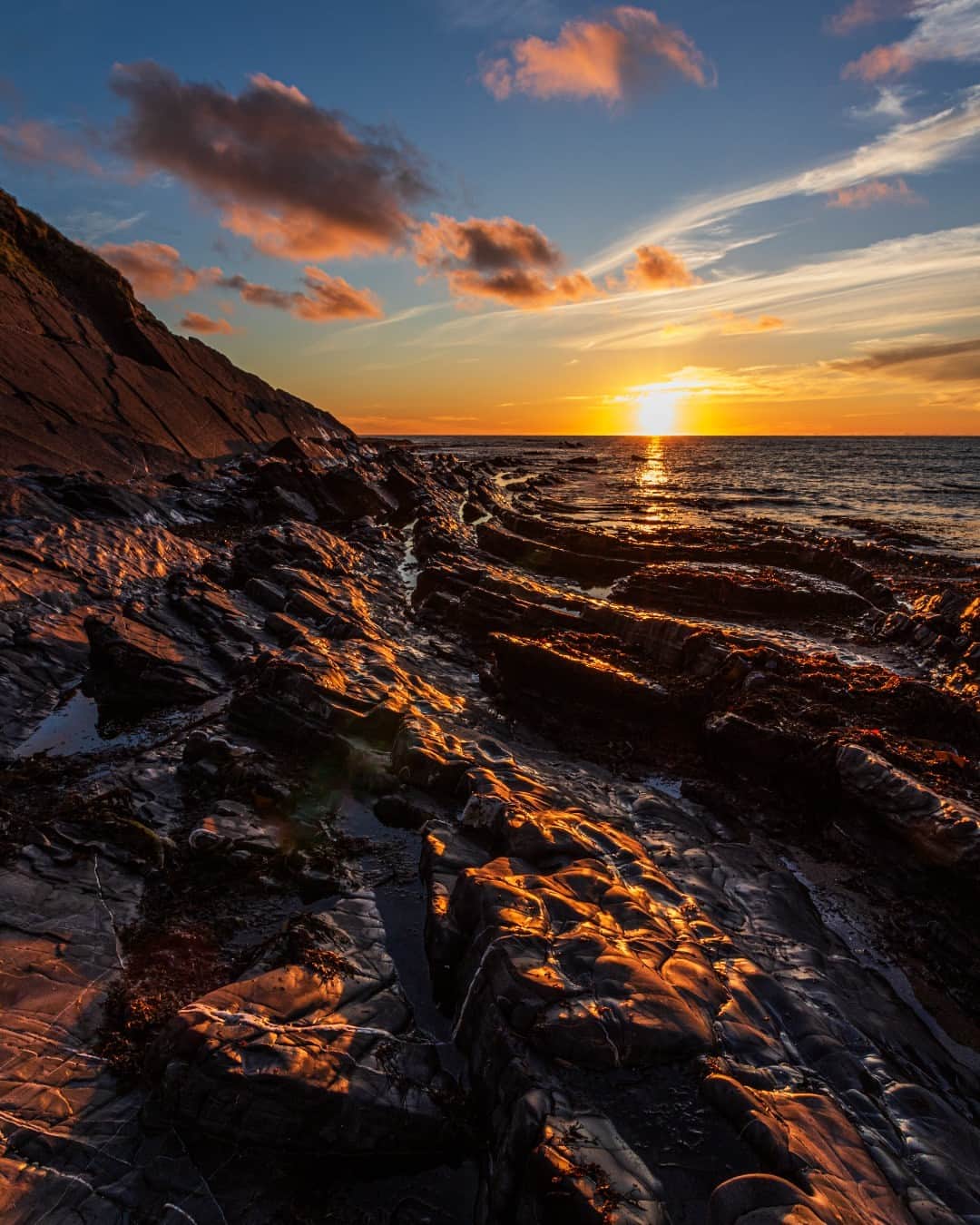 Canon UKのインスタグラム：「What a stunning beach shot 🌊👌  @nikkispikkies captured this beautiful sunset at Crackington Haven, North Cornwall.  Camera: EOS 7D Mark II Lens: EF-S 10-18mm f/4.5-5.6 IS STM Shutter Speed: 1/80, Aperture: f/13, ISO 200  #canonuk #mycanon #canon_photography」