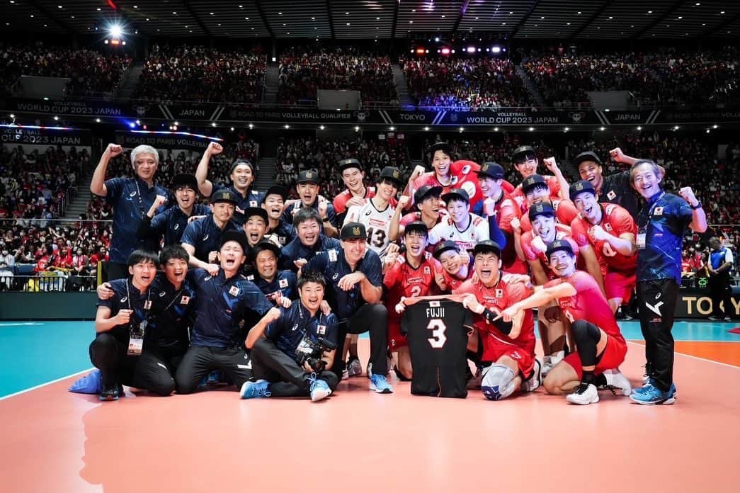 石川祐希さんのインスタグラム写真 - (石川祐希Instagram)「. .   パリオリンピック出場権獲得🇫🇷  みんなありがとう。  まだ明日も💪」10月7日 23時59分 - yuki_ishikawa_official