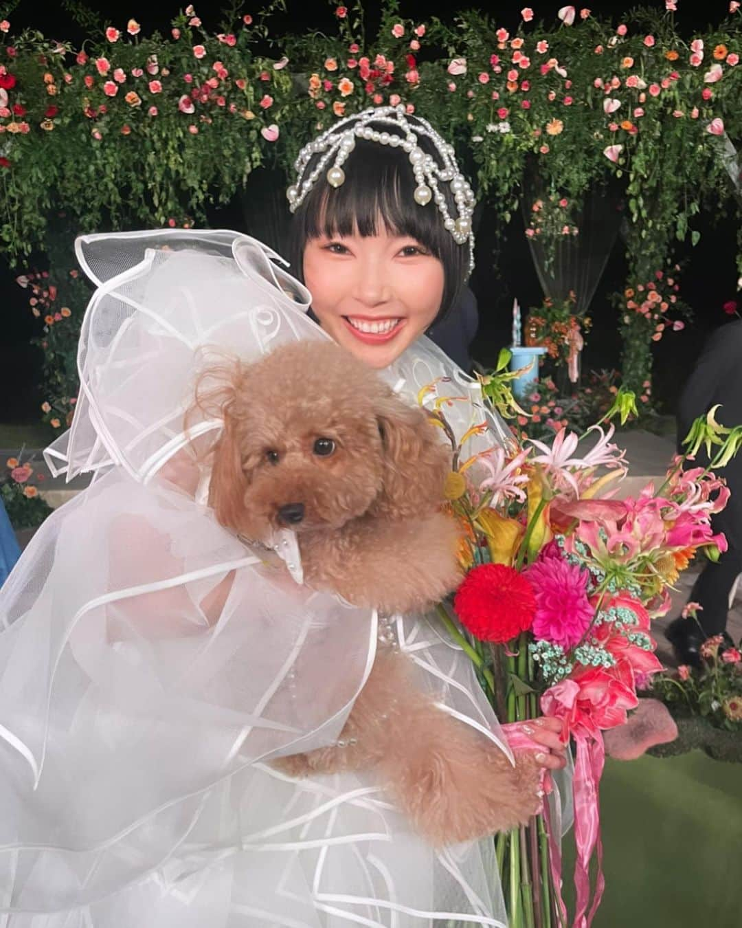 まりなさんのインスタグラム写真 - (まりなInstagram)「親友の結婚式🥹💍  ぎーにょの結婚式に家族みんなで参加してきました🥹  ガーデンウェディングだったのでなんとルルも!!!🐶🌱  ティーパーティーがテーマだったので 家族みんなでレモンティーコーデしてみたよ🫣🍋🫖 (全員イエローでルルは白の角砂糖🤣可愛いいい)  もうね、言葉出てこないくらい素敵な結婚式だった…!!!  おとぎの国に迷い込んだかのような世界で 1つ1つににぎーにょ夫妻の愛を感じたよ… こんな結婚式見たことないでしょ???🥹  初めから終わりまで素敵すぎて このパーティーが終わってほしくない、、 帰りたくないーってずっと言ってた😂  2人の愛とわくわくが詰まったウェディングパーティーに 参加できたのは本当に一生の宝物👏  みんなもまじ幸せな気持ちになるから @asagiinyo のインスタ見てみてね🥹  ぎにょ、本当におめでとう！そしてハピバ!!!!🎂   #wedding」10月8日 0時00分 - takemari1219