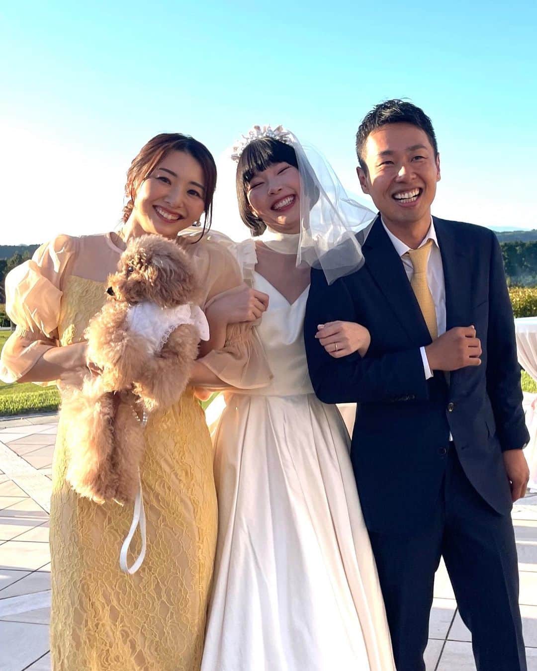 まりなのインスタグラム：「親友の結婚式🥹💍  ぎーにょの結婚式に家族みんなで参加してきました🥹  ガーデンウェディングだったのでなんとルルも!!!🐶🌱  ティーパーティーがテーマだったので 家族みんなでレモンティーコーデしてみたよ🫣🍋🫖 (全員イエローでルルは白の角砂糖🤣可愛いいい)  もうね、言葉出てこないくらい素敵な結婚式だった…!!!  おとぎの国に迷い込んだかのような世界で 1つ1つににぎーにょ夫妻の愛を感じたよ… こんな結婚式見たことないでしょ???🥹  初めから終わりまで素敵すぎて このパーティーが終わってほしくない、、 帰りたくないーってずっと言ってた😂  2人の愛とわくわくが詰まったウェディングパーティーに 参加できたのは本当に一生の宝物👏  みんなもまじ幸せな気持ちになるから @asagiinyo のインスタ見てみてね🥹  ぎにょ、本当におめでとう！そしてハピバ!!!!🎂   #wedding」