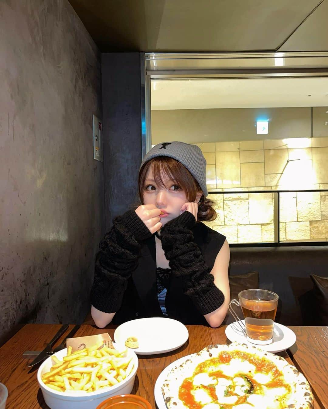 田中れいなのインスタグラム：「. ご飯食べに行ったお店にフライドポテトがあったら イタリアンでも居酒屋でも どこでも頼んでしまう🍟🍟  家でも揚げて簡単に食べられるし どこで食べてもフライドポテトはフライドポテトなのに!!笑 とても中毒性ある食べ物でございますね😏💕 ・‥…━━━☞・‥…━━━☞ #好きな食べ物は揚げ物です #フライドポテト大好き  #おすすめのフライドポテトのお店あったら教えてほしいな」