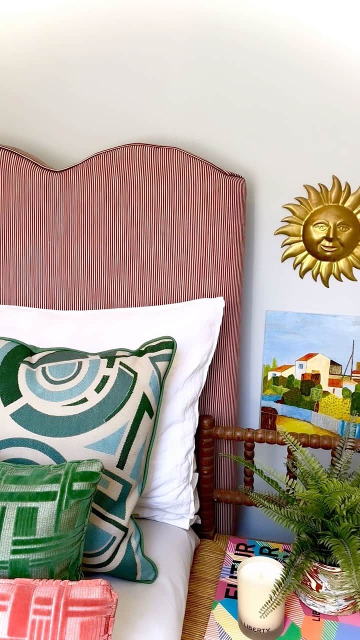 のインスタグラム：「Want to give your bedroom an instant upgrade? Try our #LibertyCraftClub wavy bed headboard tutorial. Guaranteed to bring bedtime bliss…  See the full step-by-step DIY upholstering guide, at the link in bio.  #LibertyFabric #LibertySaysRelax #DIYHeadboard #DecorInspiration」
