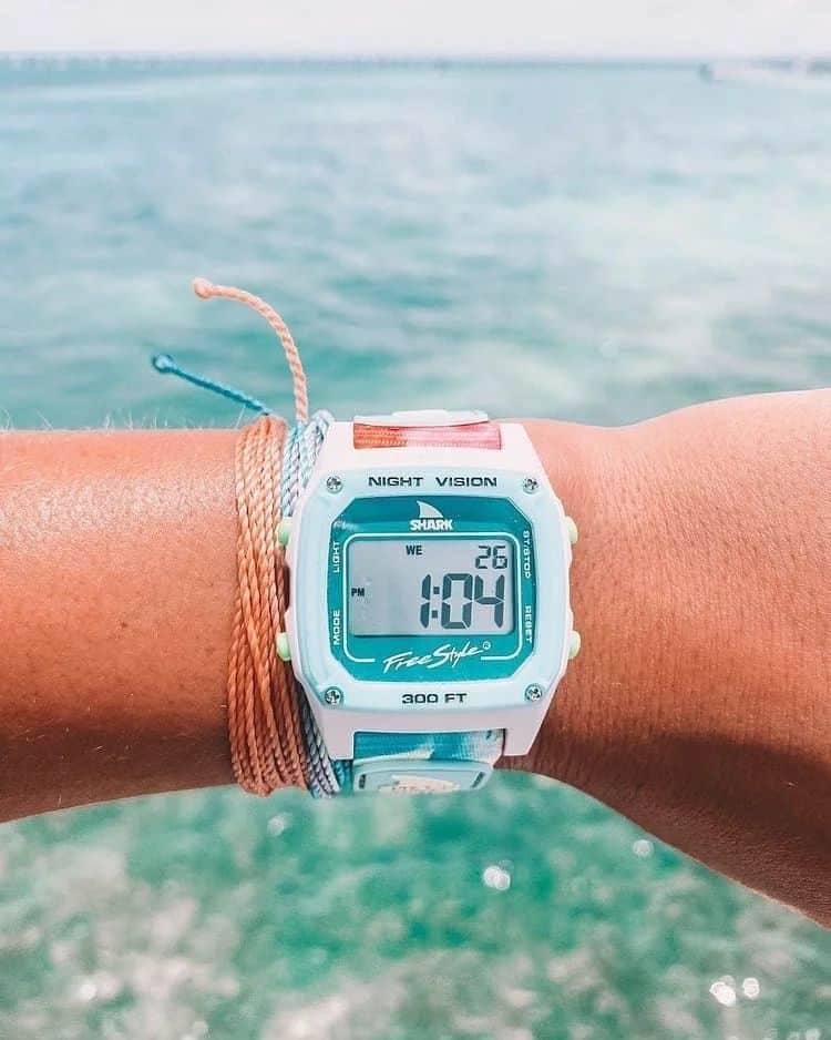 のインスタグラム：「🏖️Time is endless when we're living our best life at the beach with our @freestylewatches 🌊⌚😎      🦈: #sharkwatch @sageerickson Flower Power 📷: @lydiasarbin _ #myfreestylewatch #braceletstack #styleinspo #beachlife #jewelrygram #jewelryaddict #surfwatch #watchgeek #watchoftheday  #coastalvibes」
