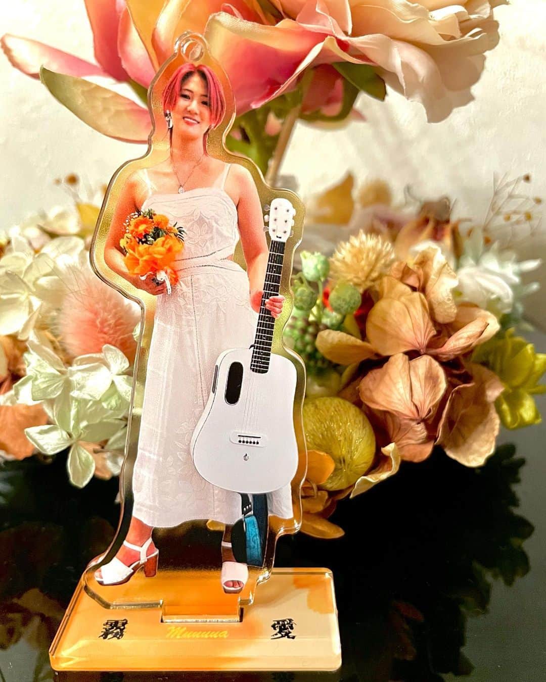 武藤愛莉のインスタグラム：「🌻新しいグッズ発売🌻  デザインにこだわったアクリルスタンド 本日から発売！！  こちらキーホルダーにもなります！  是非 チビ霧愛と一緒に 素敵な時間をお過ごし下さいませ☺️  【霧愛通販サイト】 muuuua.base.shop」