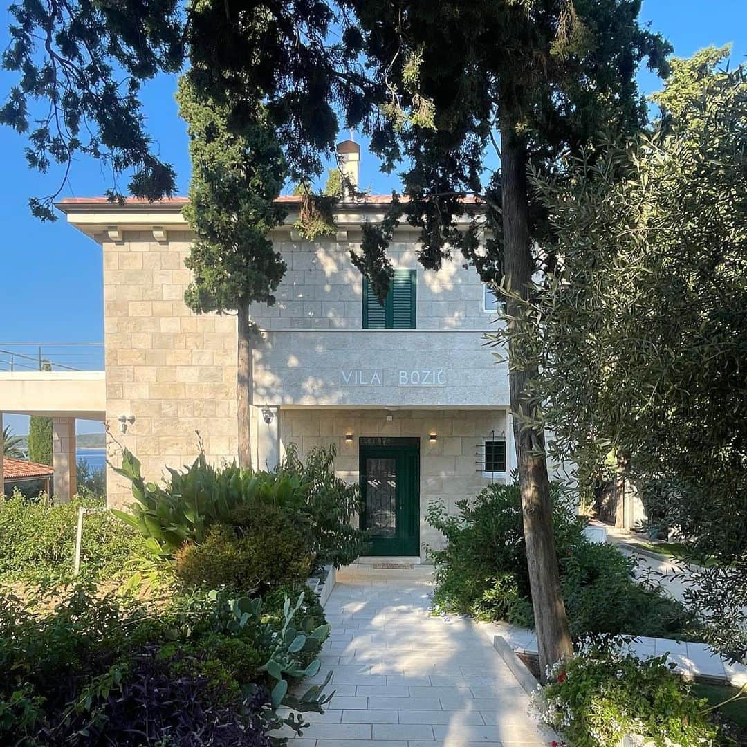 ナタリー・エマニュエルのインスタグラム：「Big big thanks to @airbnb for hooking us up with an amazing stay with our hosts at #vilabozic in #HvarCroatia for my cousin’s stag do (or bachelor party for my American friends)… A relaxed and classy affair… just like @vincegreenjr 😌😎. As best man (Best cousin 🤭) I wanted everything to be perfect… We swam, we lounged, we ate and had so much fun exploring this beautiful part of the world… and that’s what it was… just perfect. #airbnbpartner」