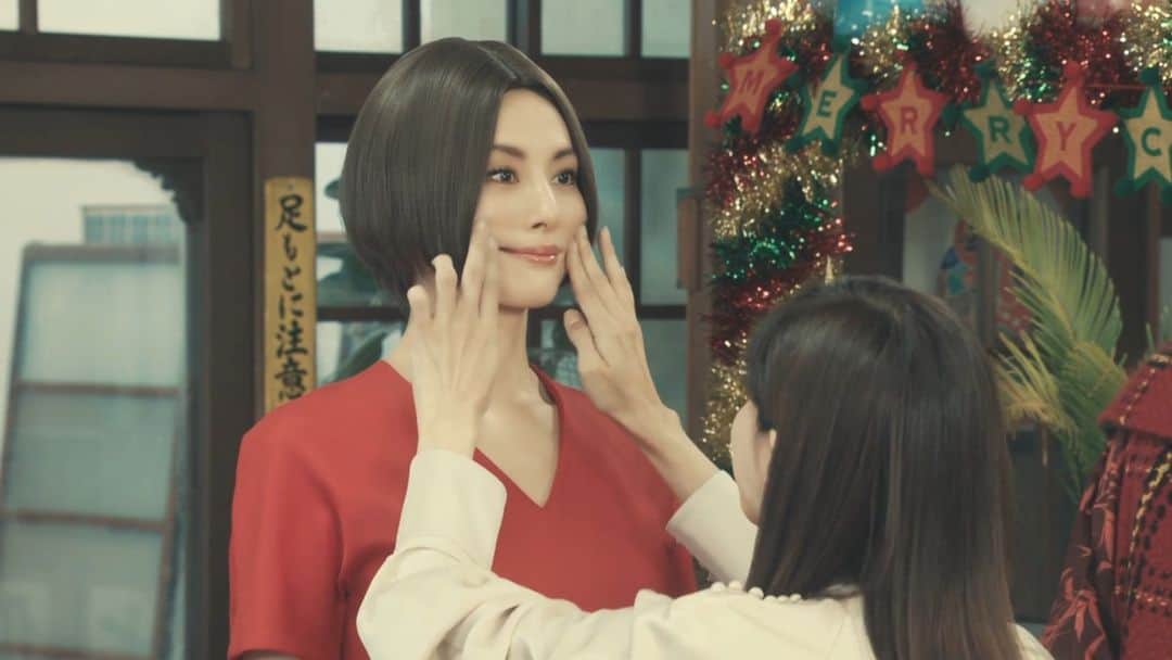 DoctorX 大門未知子～　ファンアカウントのインスタグラム：「城之內準備著晚餐的火鍋湯底和醬料，轉身準備上桌時冷不防撞上一直在身後默默看著自己的機器人未醬  「啊~對不起未醬」  「沒關係，我有防水功能，而且不怕冷也不怕燙」  「不過未醬你的衣服」  「沒關係，換掉就好」  城之內突然想到第一次摸到未醬的臉頰，Q彈軟嫩就像真人皮膚，不知道身體其他部分也是仿真人還是…..「未醬我來幫你」  準備回房換衣服的未醬「不用，換衣服我是不會失敗的」  「不不不~我跟你一起去換，衣服沾到醬料要趕快洗掉才不會留下痕跡」  未醬不疑有他，回房後就開始退去沾到醬料的衣物，一旁的城之內捏著自己的下唇死盯著未醬「哇~全身仿真人，這個胸部….」  未醬看著城之內盯著自己胸部很好奇的樣子，就順手抓了城之內的手放在自己胸上「除了穿衣服起來好看之外，毫無作用，沒有飛彈，不能當武器」  城之內忍不住捏了捏「哇~感覺好真實」  「當然這是採用高黏性凝膠製成，延展性高，觸感柔軟又自然。博美如果想擺脫飛機場也可以試試」  城之內收回本來摸著未醬的手「等等你剛說什麼」  「可以試試」  「再前面一點」  「擺脫飛機場」  「未醬！你不要亂看亂聽奇怪的東西，學習不好的話語」 「好~我以後都不大門桑說的話」  「蛤?」  「這是大門未知子說的」  城之內😤😤😤  還在外遊蕩的大門突然感覺到一陣涼意」