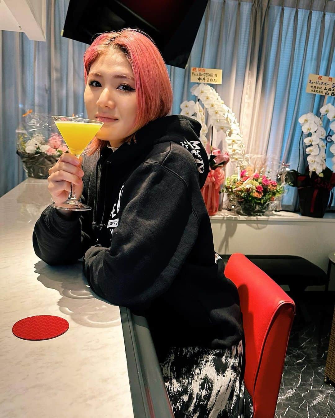 武藤愛莉のインスタグラム：「スタッフさんの粋な計らい そして素敵な出会いに乾杯🥂」