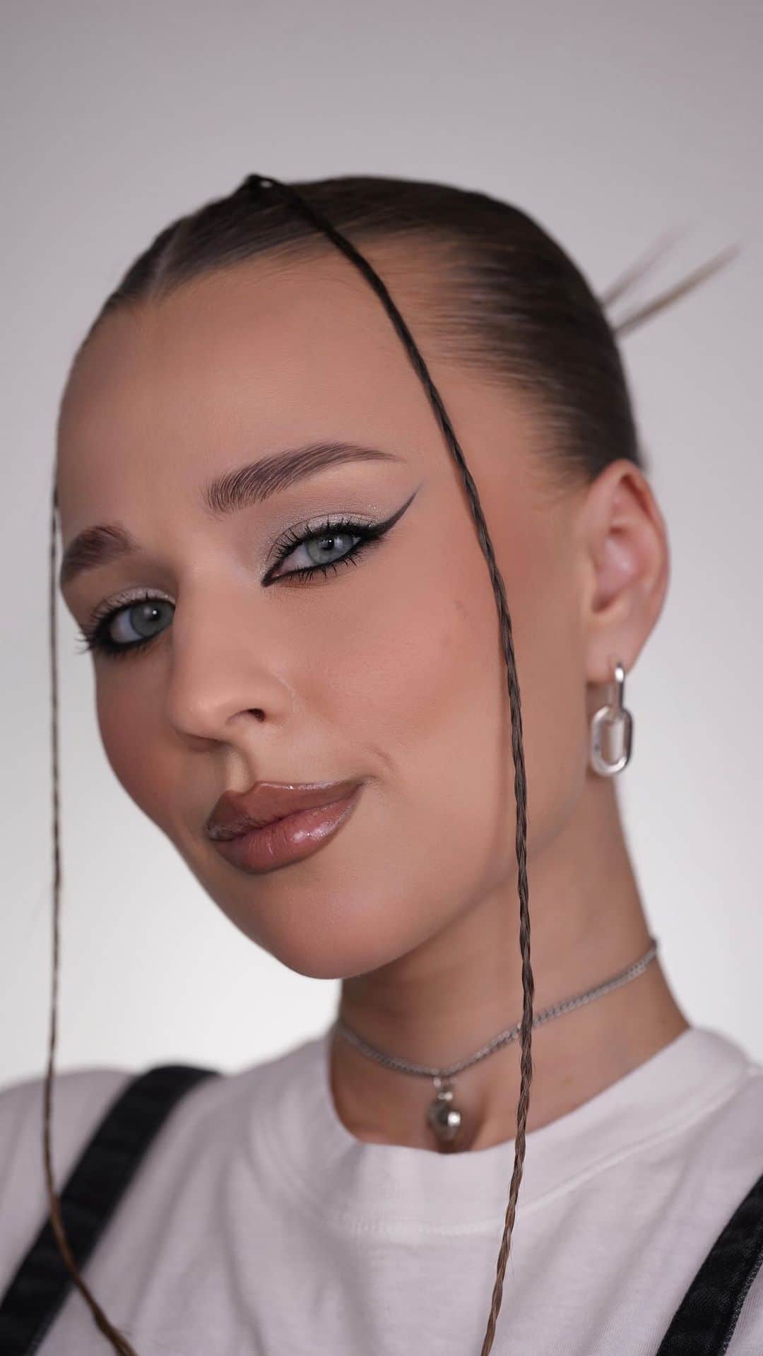 のインスタグラム：「😍 We’re loving this ‘90s makeup look by @natasha.divo!Ready to recreate this iconic vibe? Join us for a step-by-step #KIKOCrazy90s tutorial and embrace the beauty of this iconic era 💄✨ Matte Eyeliner & Kajal 04 - 2-In-1  Creamy & Liquid Eyeshadow 02 - 36H Lasting Volume & Length Effect Mascara - 2-In-1 Face Contour Stick 01 - Rock And Blush 01 - 3-In-1 Face Brush - Give Me More Volumizing Gloss 01 #90sMakeup #ThrowbackBeauty #EyelinerOnPoint」
