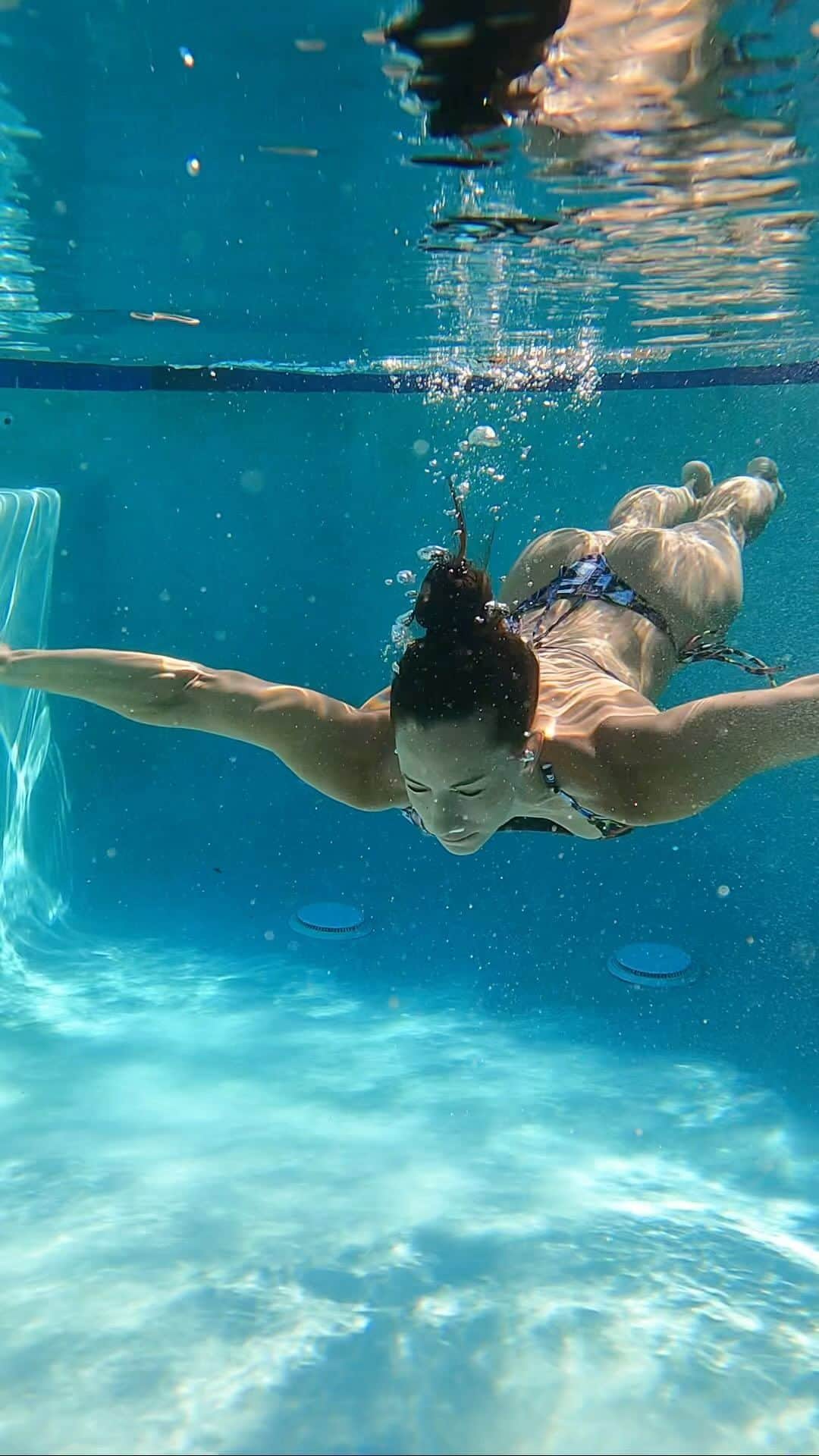 Janna Breslinのインスタグラム：「Rumor has it I’m still swimming… 😂  Lol, but hey, I’m about to get real for a second. There have been many moments recently where I’ve felt like the currents have been too tough to swim through…  All I wanted to do was throw in the towel and come up for air.   But it’s in moments like this where I remind myself that I CAN swim… and I’m actually a damn strong swimmer at that!  I may have to hold my breath for a little longer, or paddle a bit harder, but I always make it to the other side.  So this is your reminder to just keep swimming.  If I can do it, so can you. Whatever it is, you’ve got this ❤️  #GTFOutside #EarnYourFreedom #swimming #motivation」