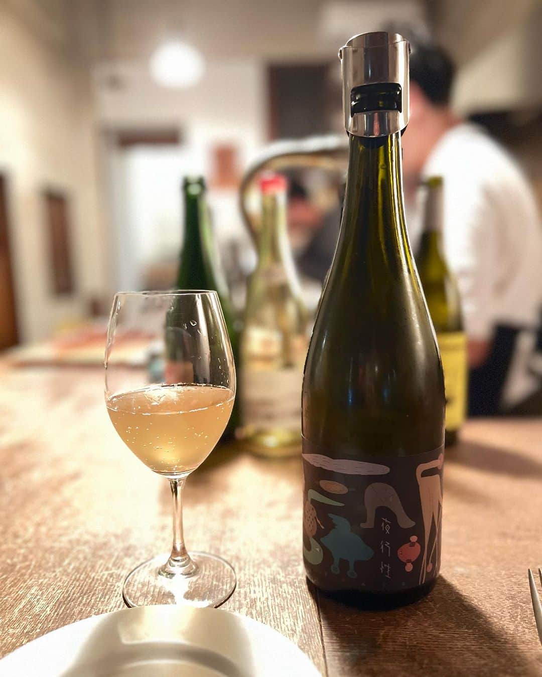 坂口涼太郎さんのインスタグラム写真 - (坂口涼太郎Instagram)「🍷 @fika________  すばらしいお食事、ワイン、夜だった。 くしゃっと笑いはるはたのさんの真摯で丁寧な接客すてきでした。 すばらしいナチュラルワインを選んでくれてありがとう🥂 のえみさんごちそうさまでした。 ありがとう💐 #fikaueda」10月8日 0時22分 - ryotarosakaguchi