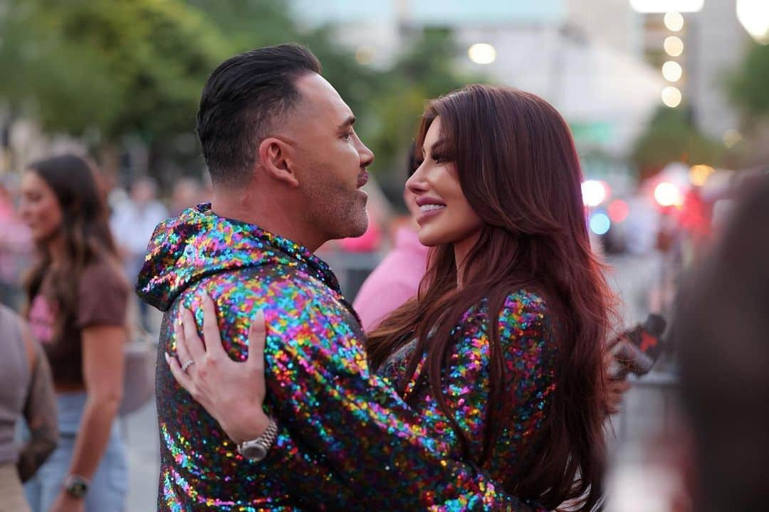 ホーリー・ソンダーズさんのインスタグラム写真 - (ホーリー・ソンダーズInstagram)「What an honor it was to serve as Grand Marshalls for the Las Vegas PRIDE parade last night! It was amazing to see all of you last night 🏳️‍🌈 Couldn’t think of a better way to be welcomed to the Vegas community than this! And thank you @michaelcostello for putting our custom PRIDE jumpsuit and hoodie together for us! 🔥」10月8日 0時22分 - holly.sonders